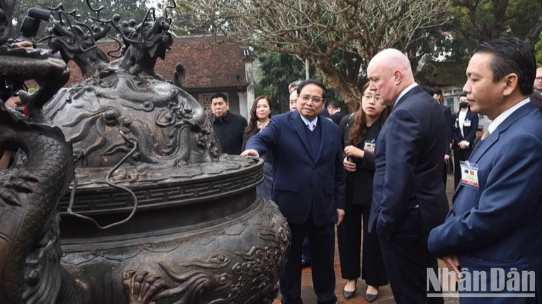 越南政府总理范明正向新西兰总理卢克森介绍文庙-国子监的文物。 越南政府总理范明正向新西兰总理卢克森介绍文庙-国子监的文物。