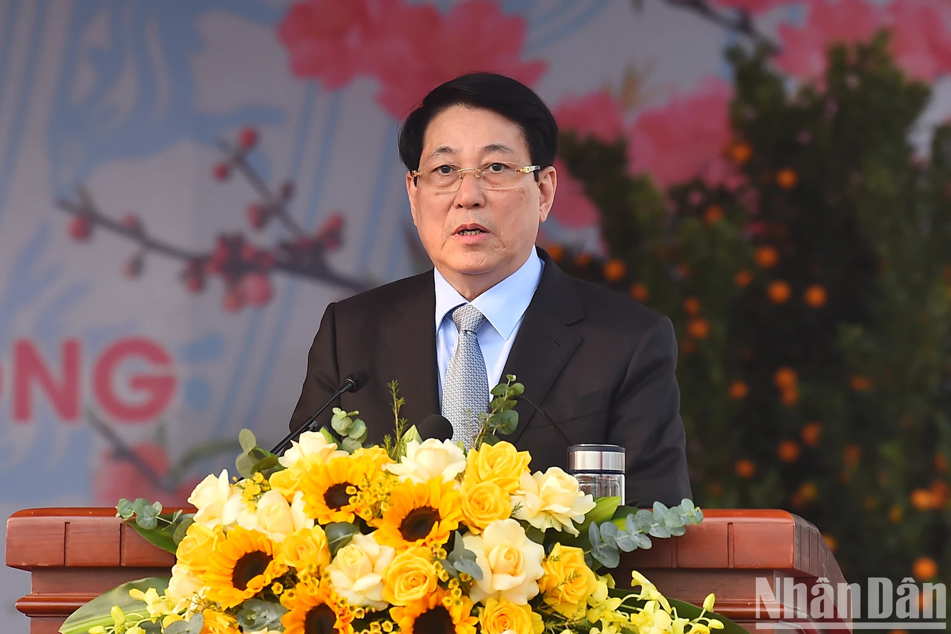 国家主席梁强发表讲话。