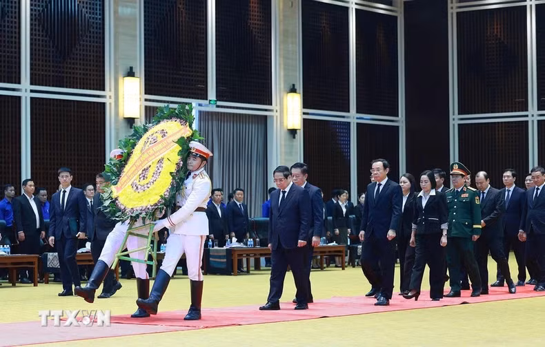 越南政府总理范明正率领越南高级代表团前来吊唁老挝人民革命党中央委员会前主席、老挝前国家主席坎代·西潘敦。