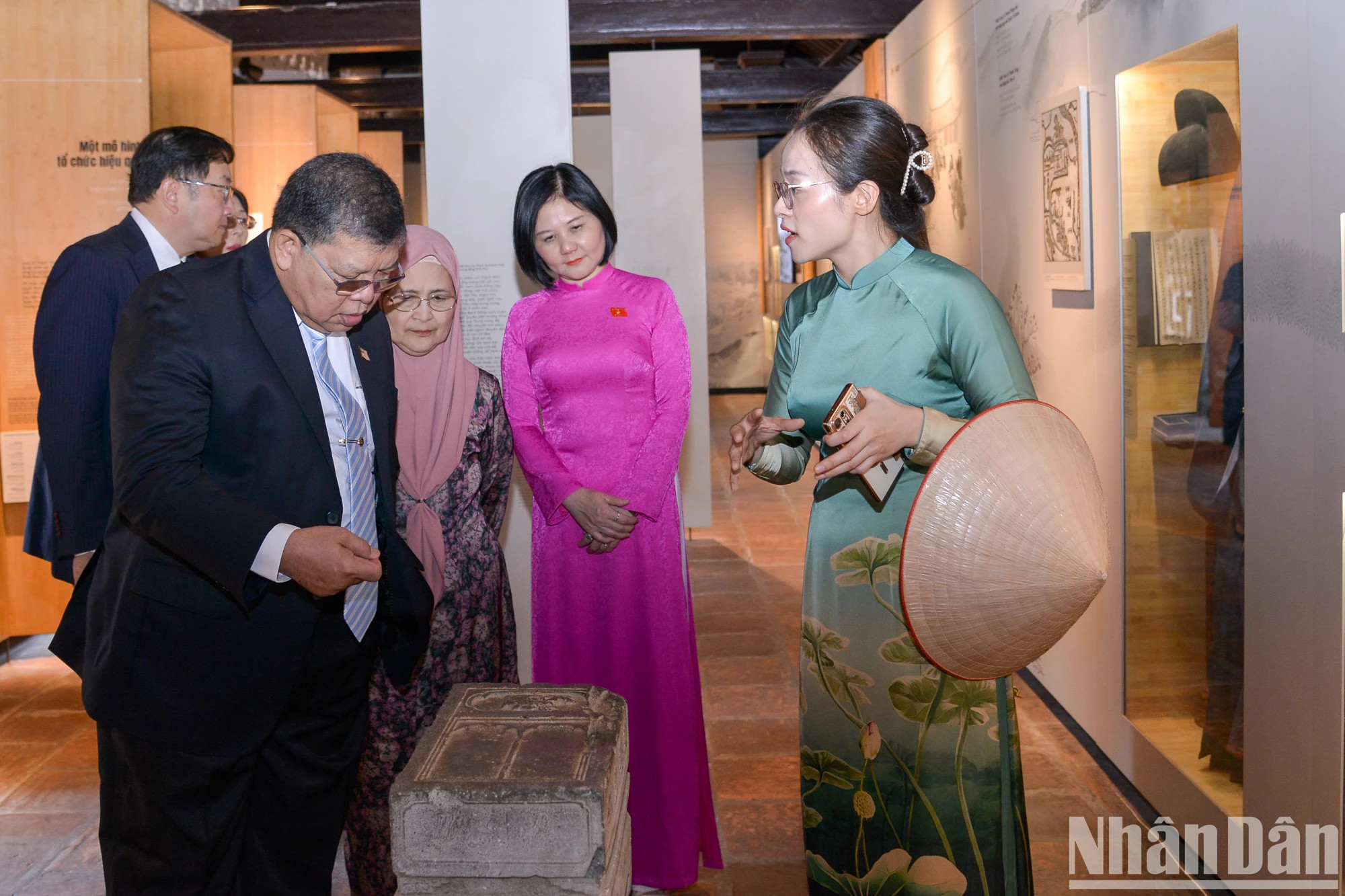 马来西亚国会下议院议长佐哈里·阿卜杜勒和夫人诺莱尼观看在文庙—国子监展示的文物。 马来西亚国会下议院议长佐哈里·阿卜杜勒和夫人诺莱尼观看在文庙—国子监展示的文物。