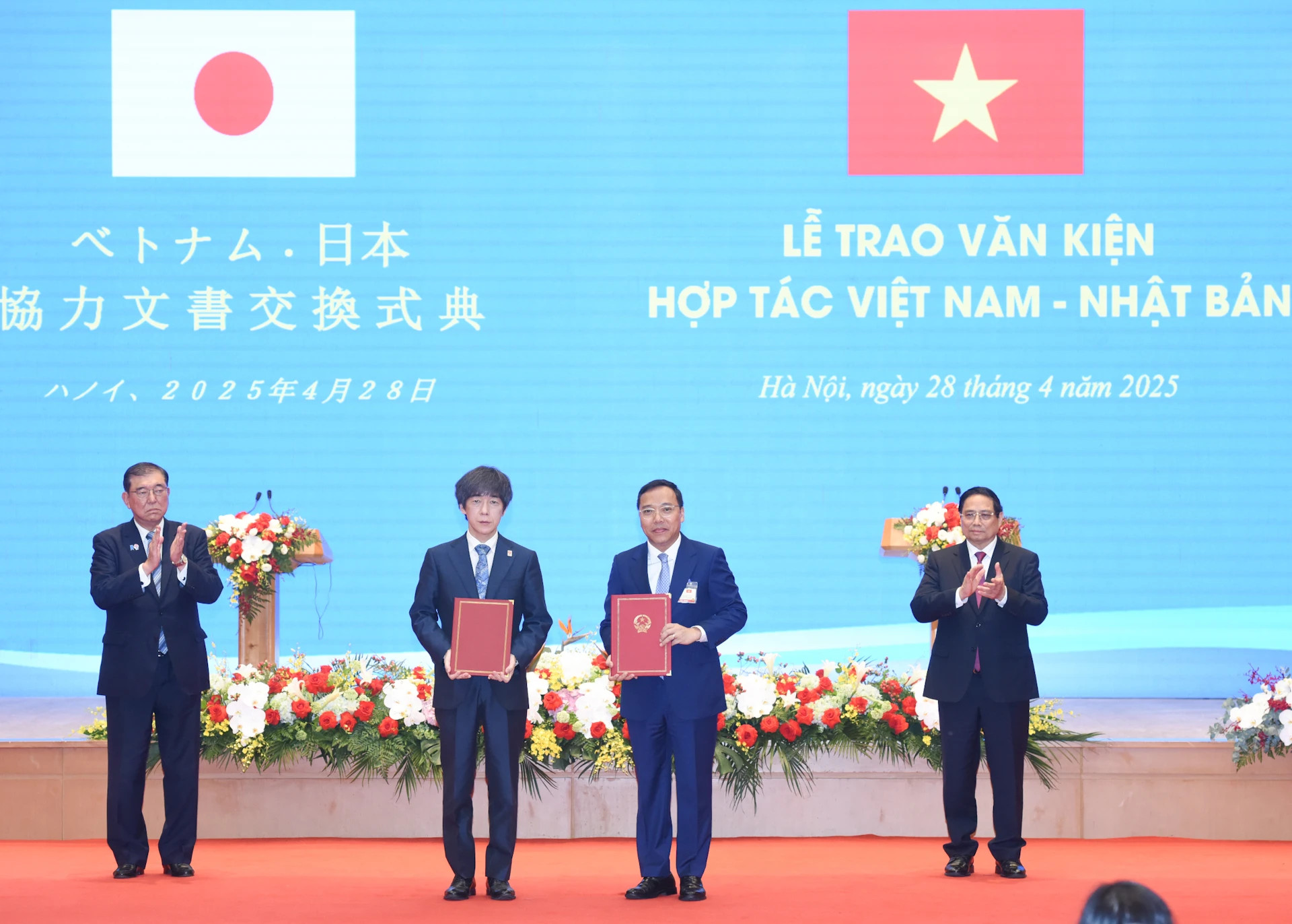 越南工贸部副部长阮黄龙和日本经济产业省副大臣Takehiko Matsuo互换越南工贸部与日本经济产业省关于推动双方在能源转型领域的合作项目的合作谅解备忘录。 越南工贸部副部长阮黄龙和日本经济产业省副大臣Takehiko Matsuo互换越南工贸部与日本经济产业省关于推动双方在能源转型领域的合作项目的合作谅解备忘录。