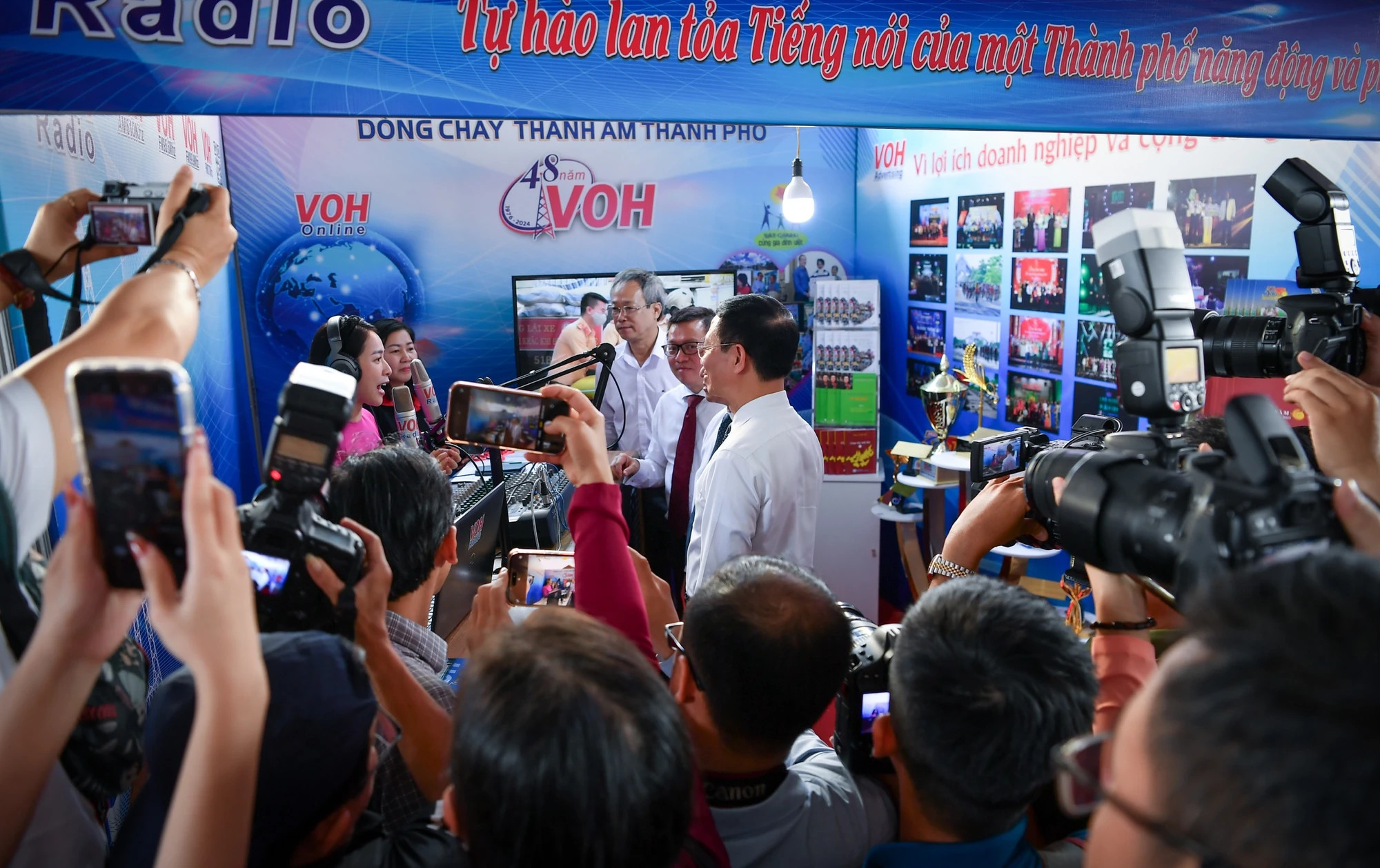 《胡志明市人民之声》的展位 《胡志明市人民之声》的展位