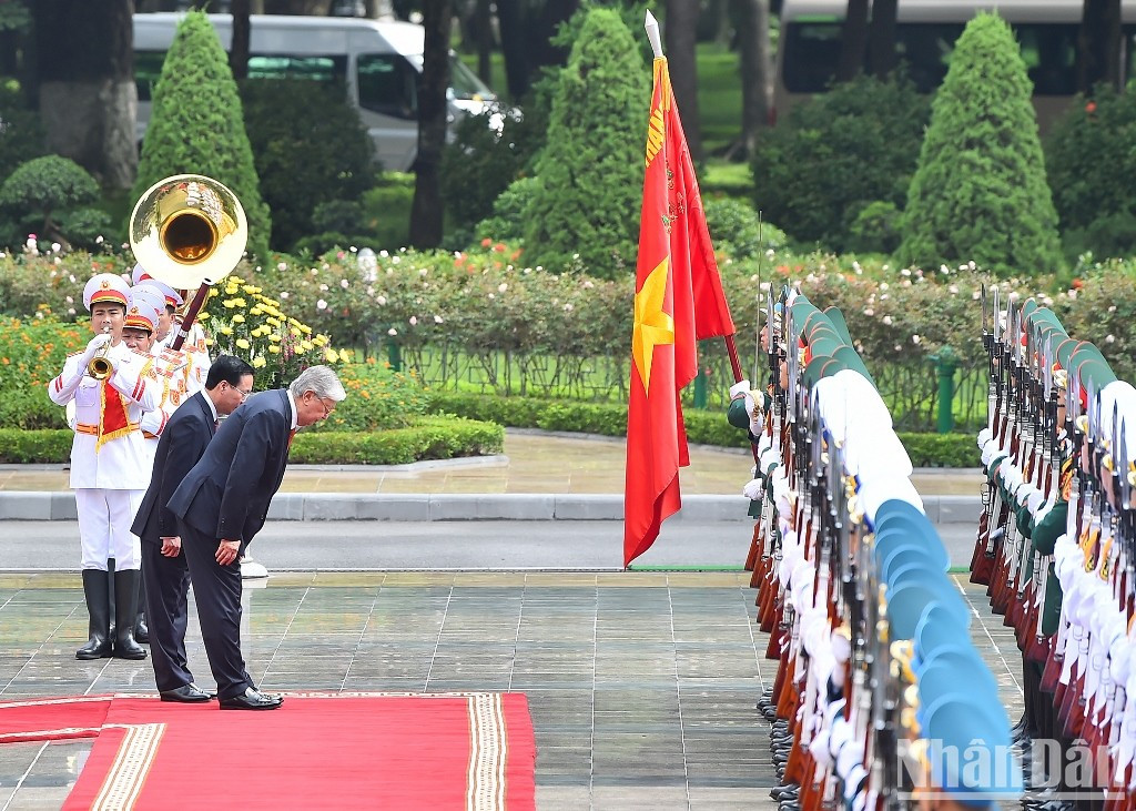 越南国家主席武文赏和哈萨克斯坦总统卡瑟姆若马尔特 · 托卡耶夫向国旗敬礼。 越南国家主席武文赏和哈萨克斯坦总统卡瑟姆若马尔特 · 托卡耶夫向国旗敬礼。