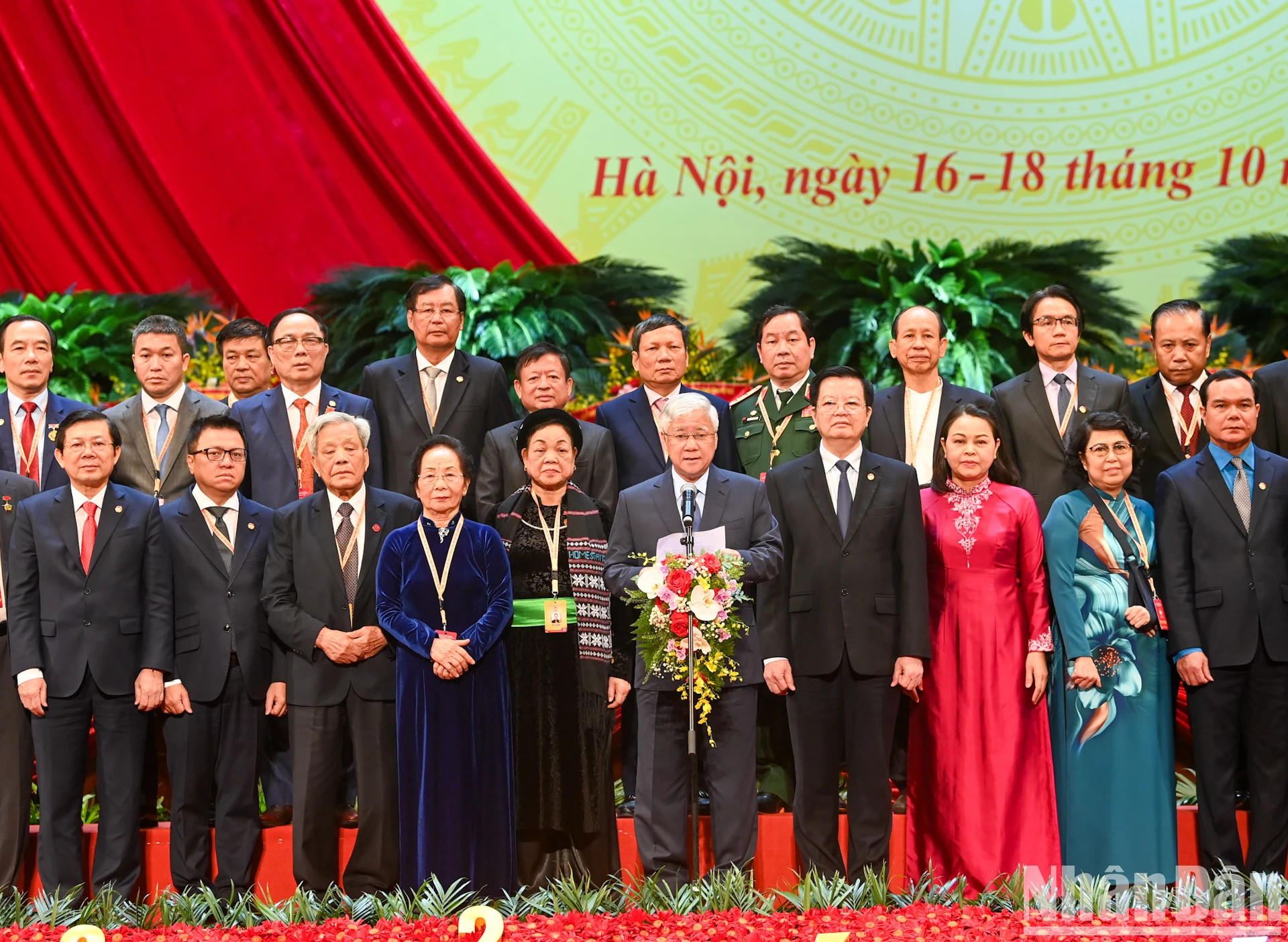 越共中央政治局委员、中央书记处书记,越南祖国阵线党组书记、越南祖国阵线第十届中央委员会主席杜文战发表讲话。 越共中央政治局委员、中央书记处书记,越南祖国阵线党组书记、越南祖国阵线第十届中央委员会主席杜文战发表讲话。