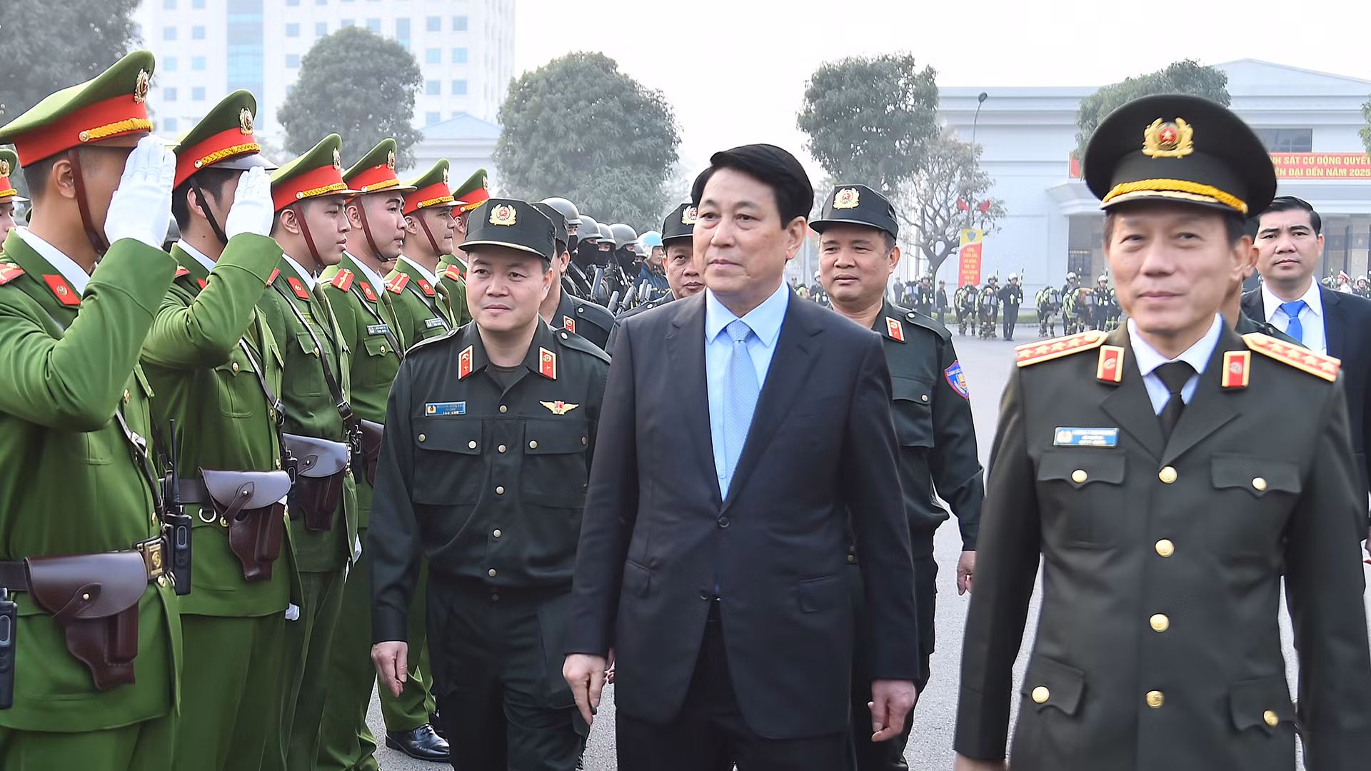 国家主席梁强走访慰问机动警察司令部官兵。