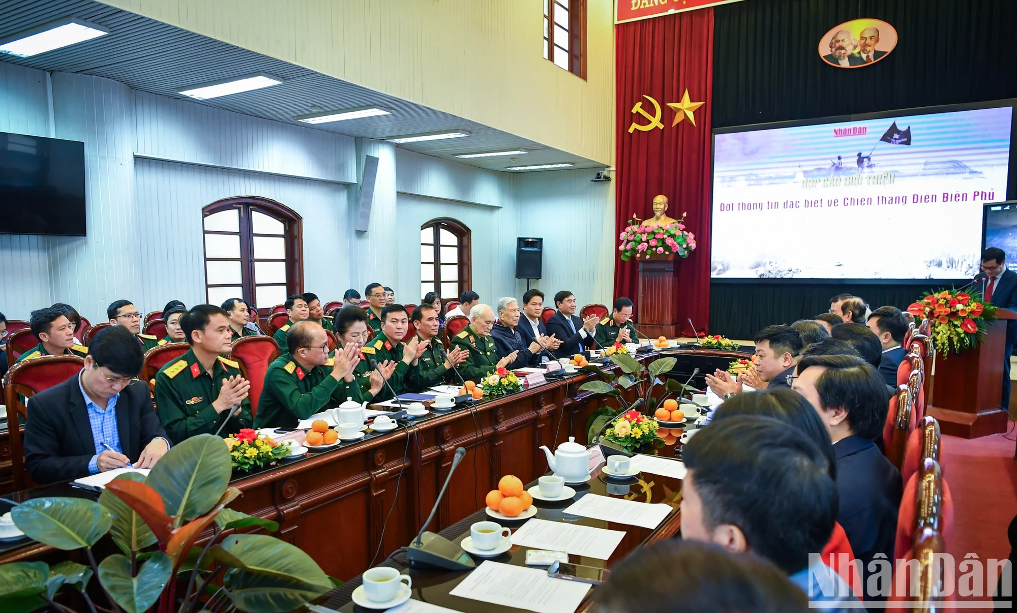 记者会场景。 记者会场景。