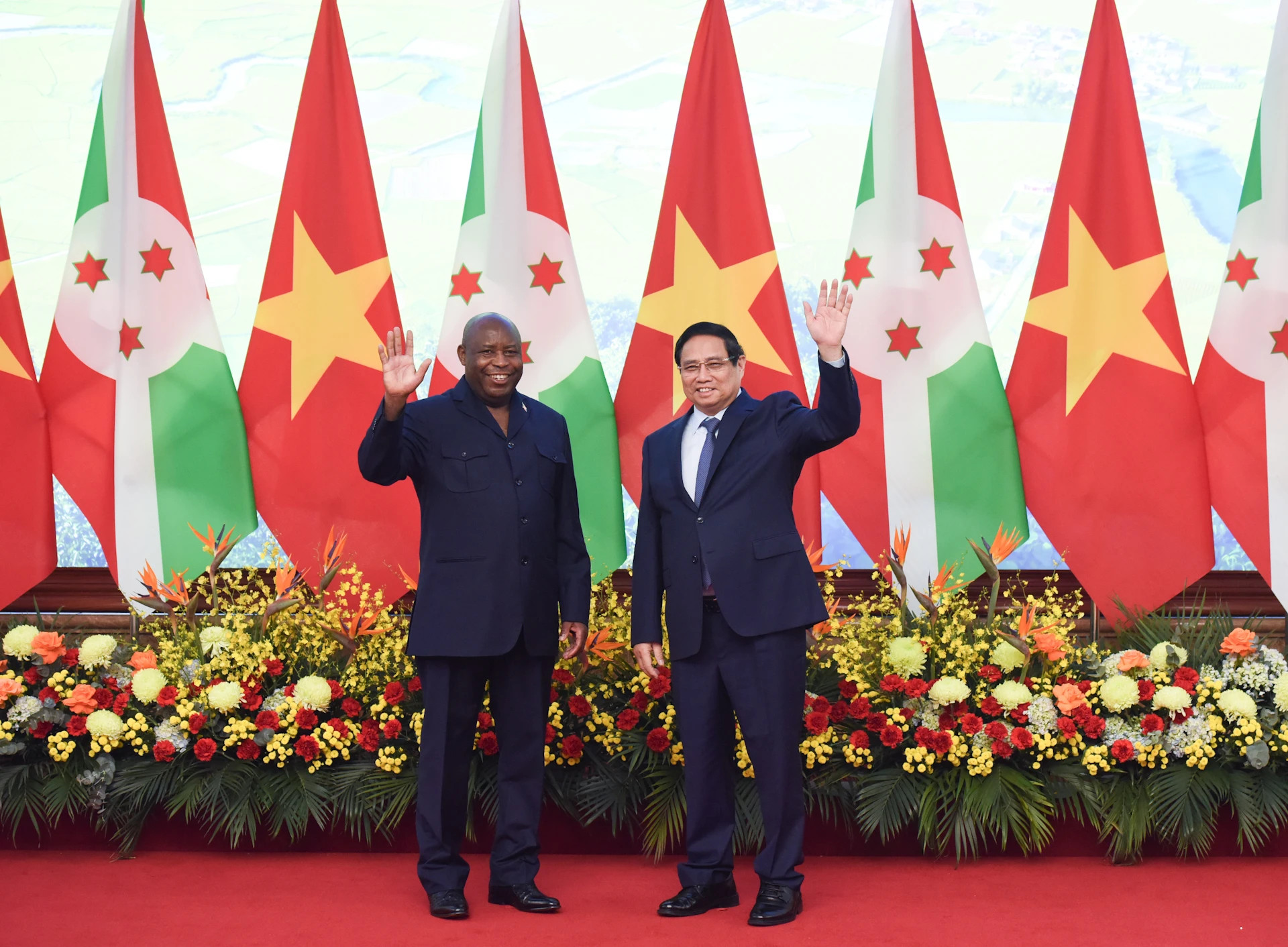 越南政府总理范明正和布隆迪总统埃瓦里斯特·恩达伊施米耶。