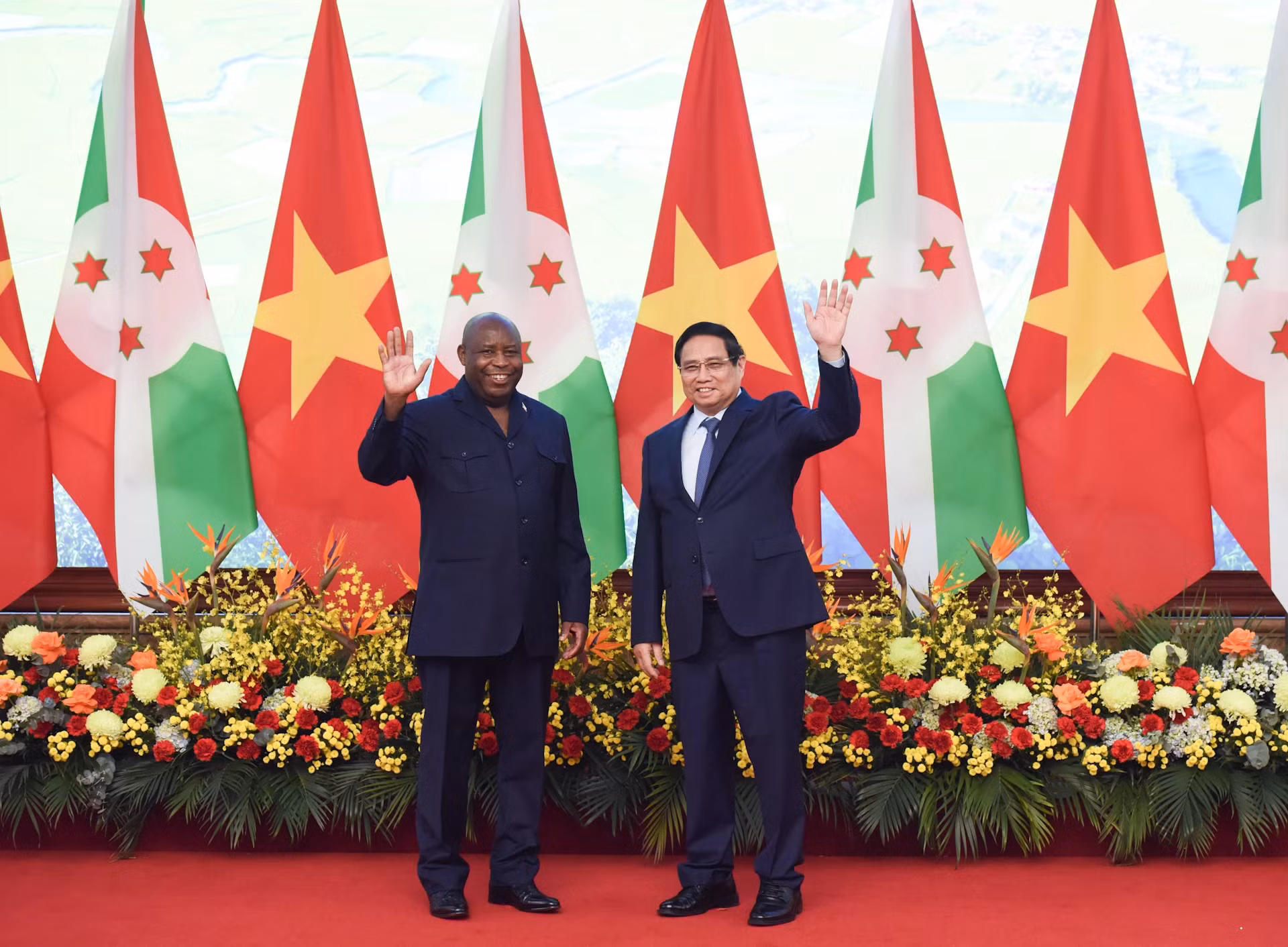 越南政府总理范明正和布隆迪总统埃瓦里斯特·恩达伊施米耶。