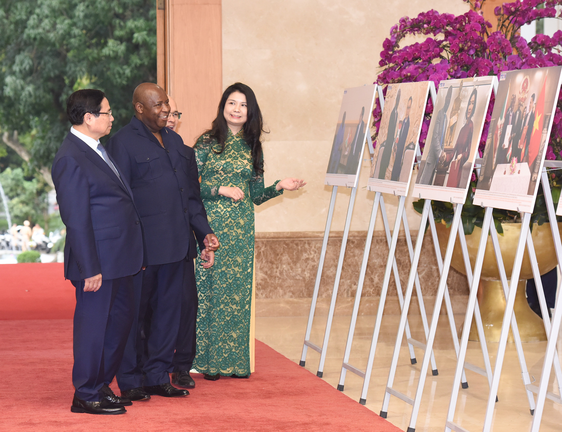 越南政府总理范明正和布隆迪总统埃瓦里斯特·恩达伊施米耶共同观看关于两国合作的图片。