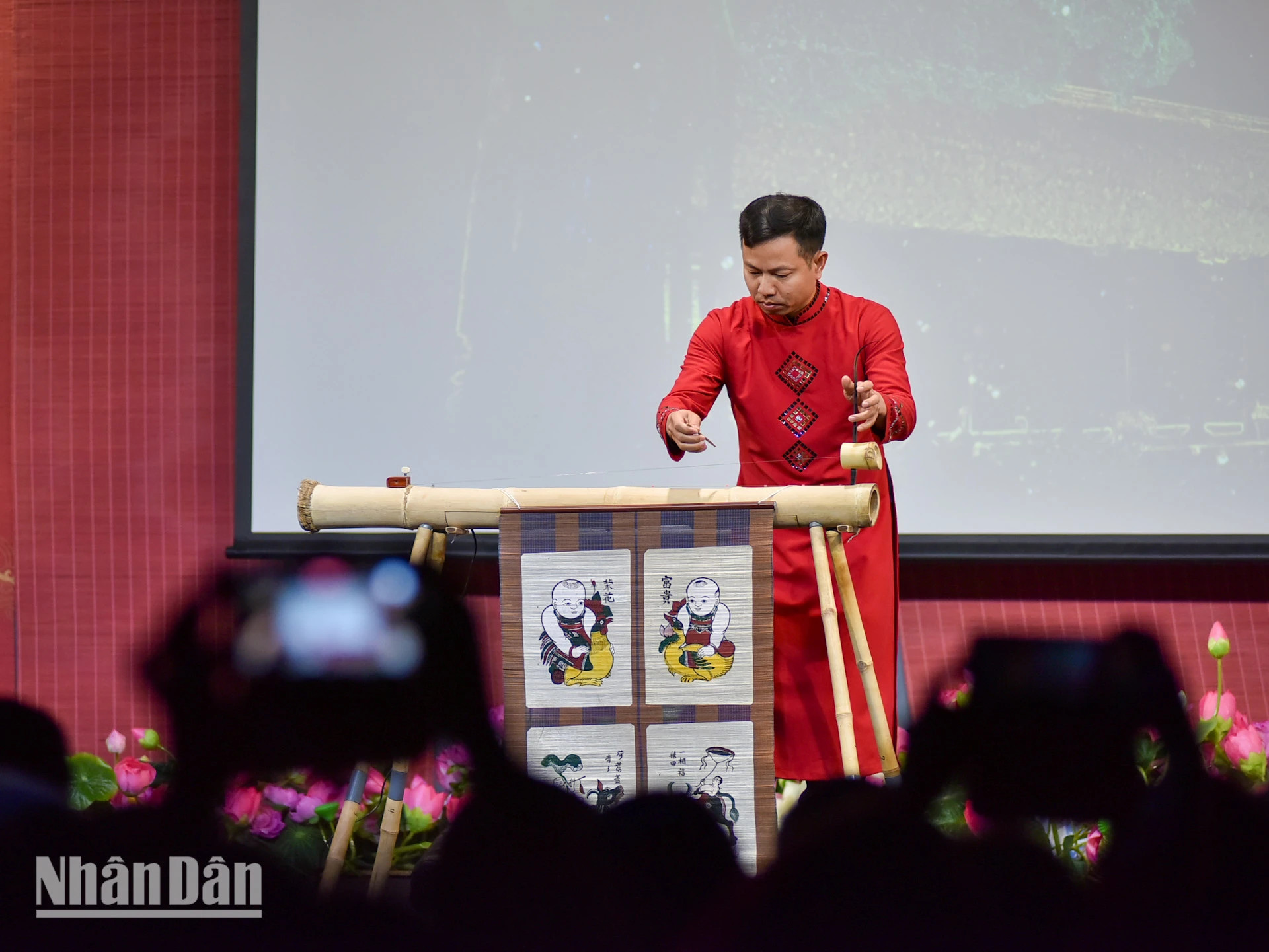 艺术家们在活动上为观众带来精彩的文艺节目。