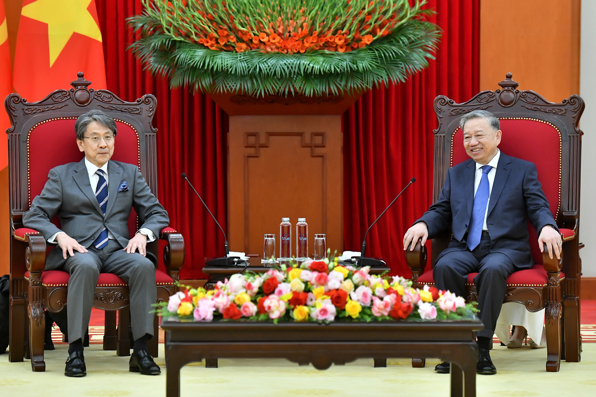 苏林总书记会见日本国际合作银行董事长前田匡史。