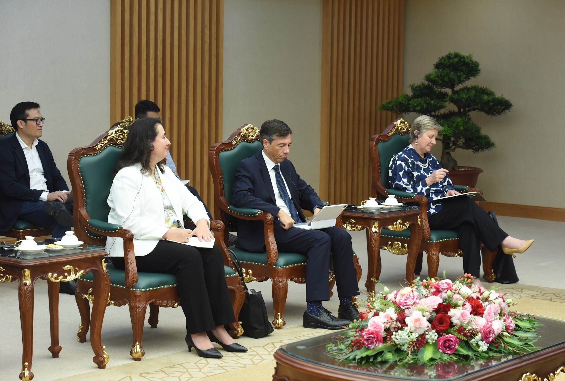 陪同世界银行驻越南、柬埔寨和老挝首席代表玛丽亚姆·谢尔曼女士出席会议的各位代表。