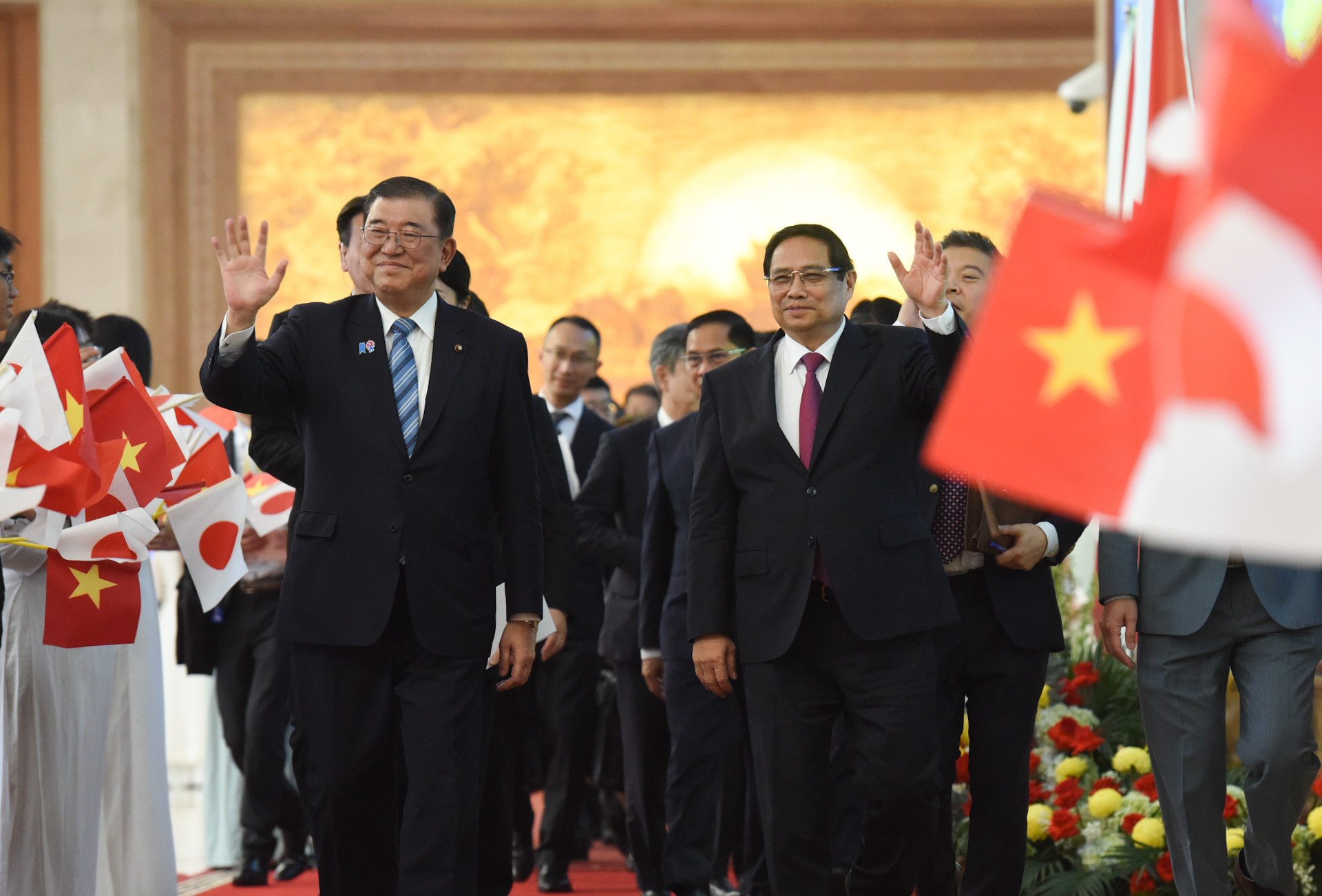 越南政府总理范明正与日本首相石破茂出席两国合作文件签署和换文仪式。
