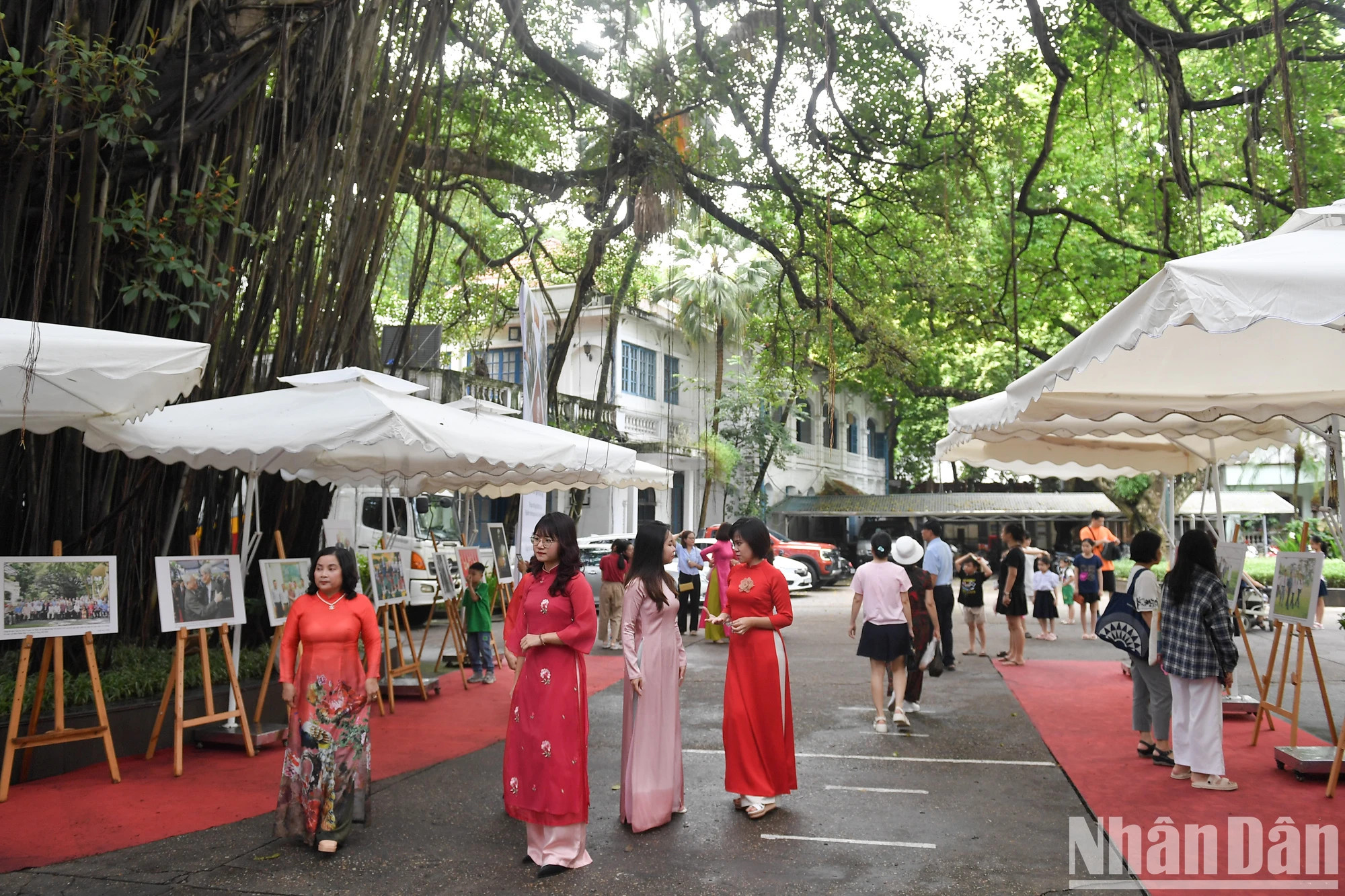 众多人前往人民报社参观展览。