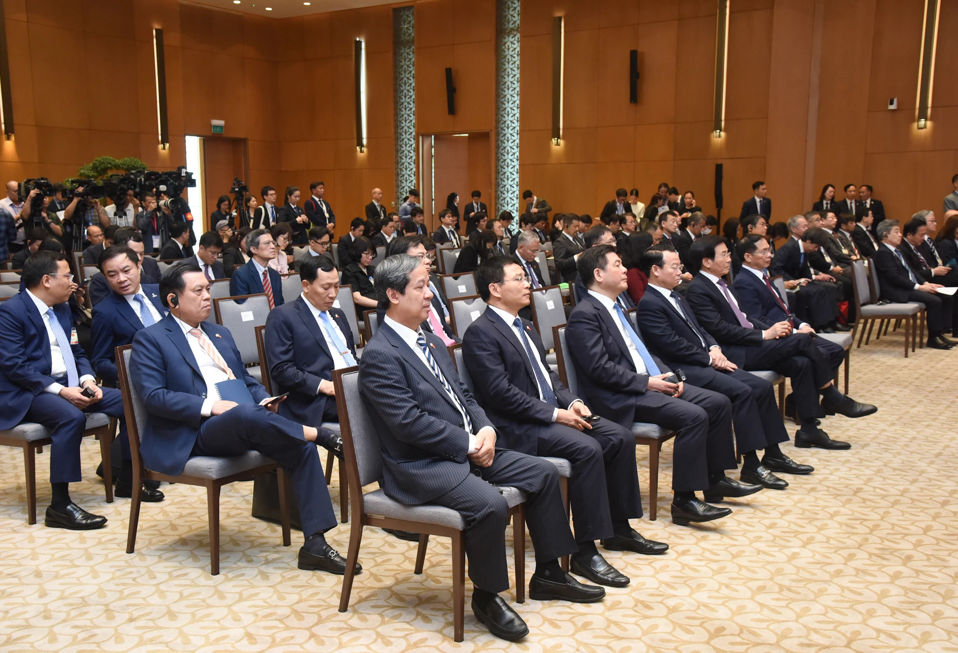 各位代表出席仪式。 各位代表出席仪式。