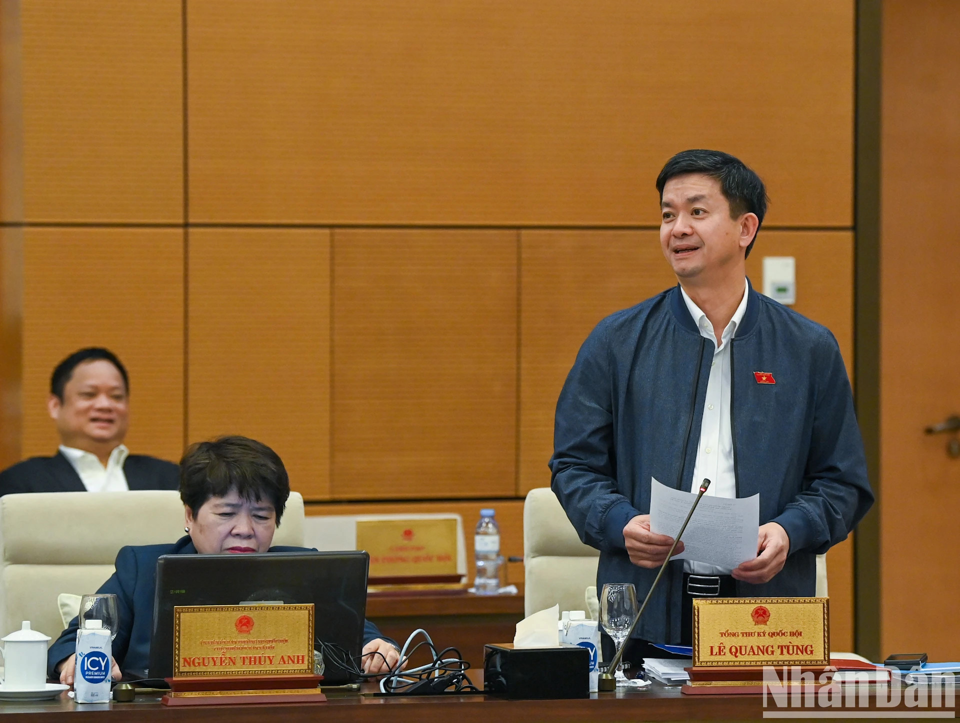 国会办公厅主任黎光松发表讲话。