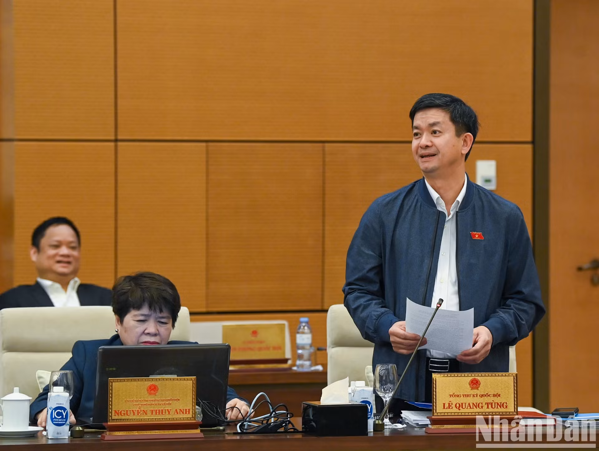 国会办公厅主任黎光松发表讲话。