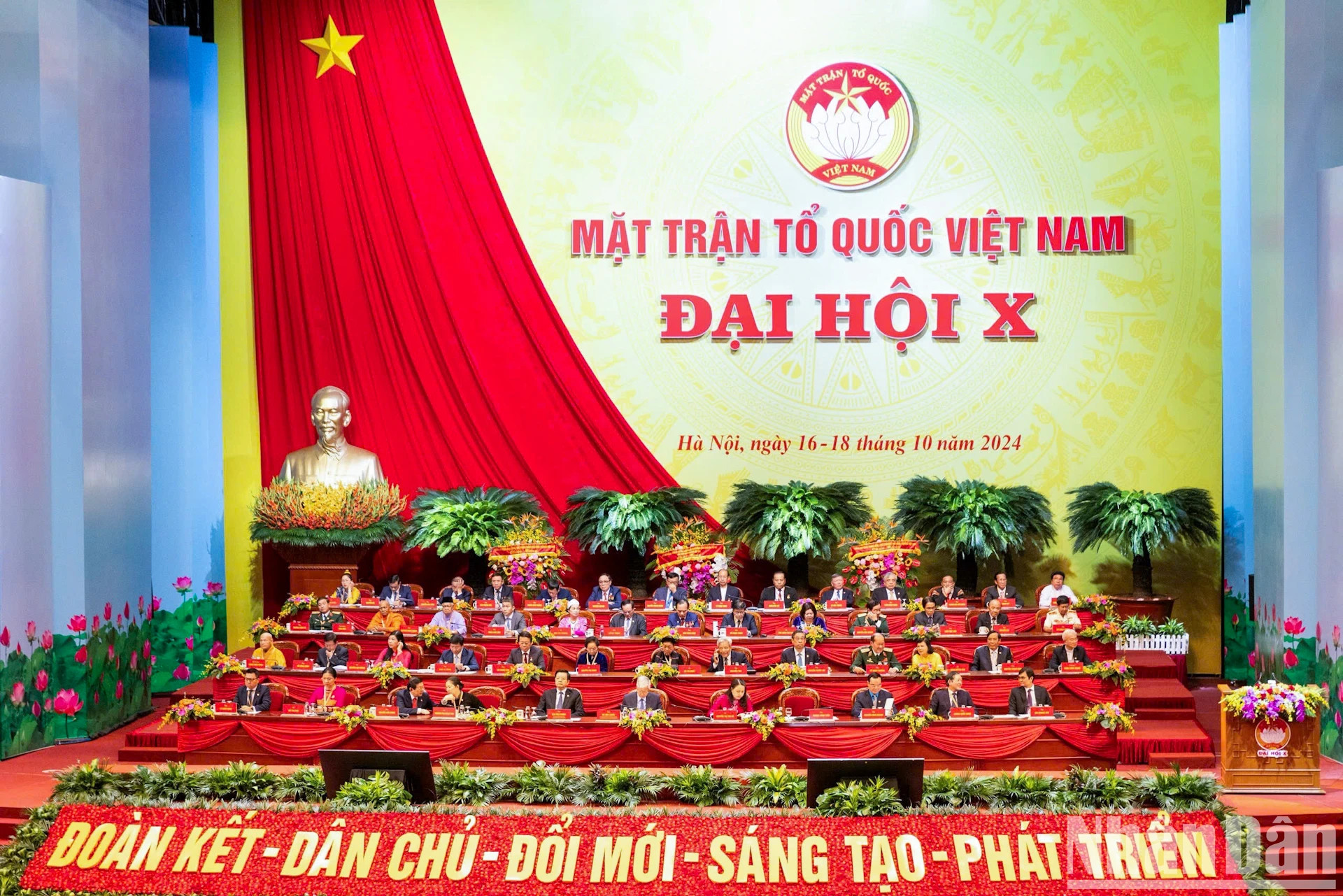 越南祖国阵线中央委员会主席团主持大会。 越南祖国阵线中央委员会主席团主持大会。