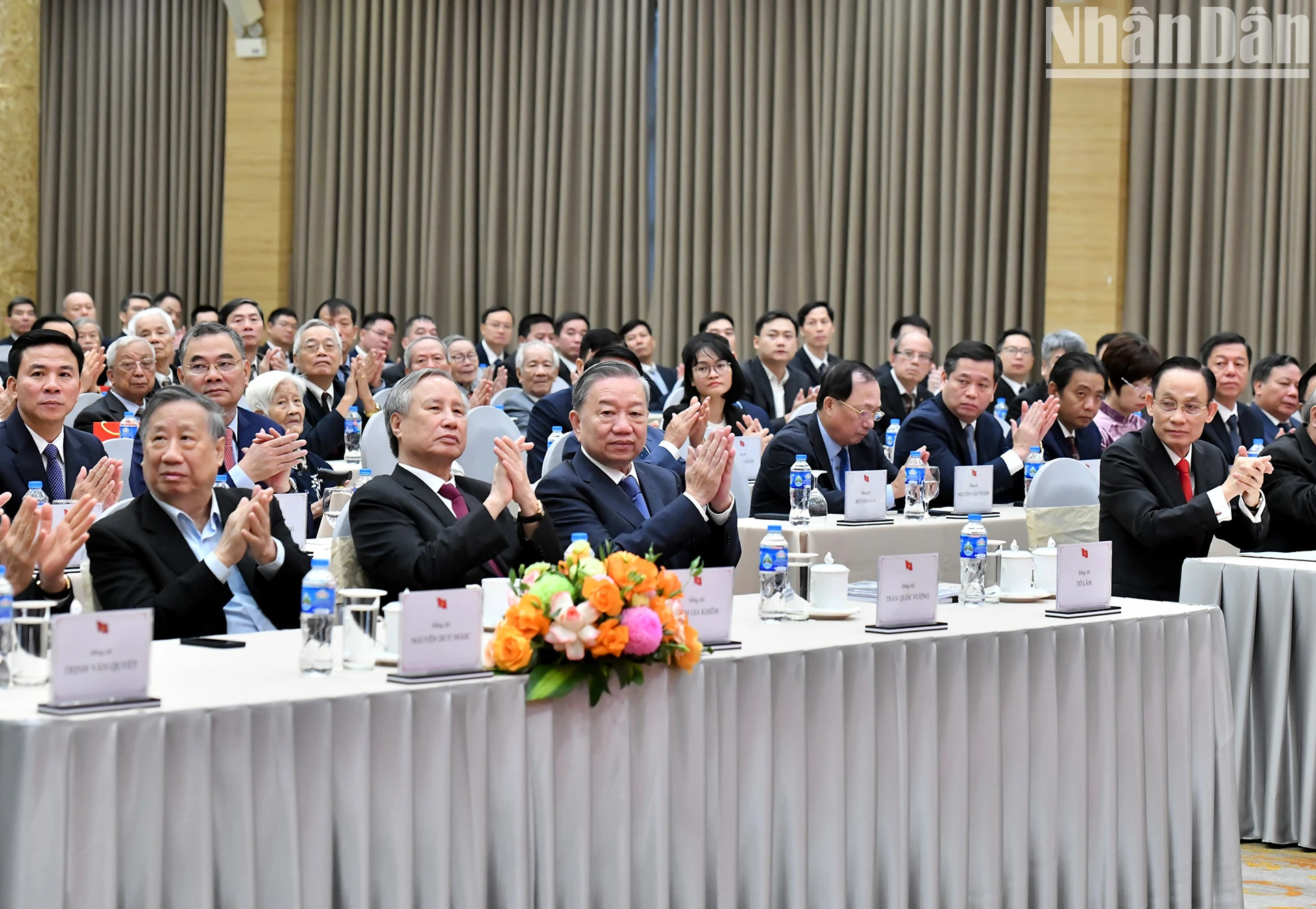 苏林总书记和各位代表。 苏林总书记和各位代表。