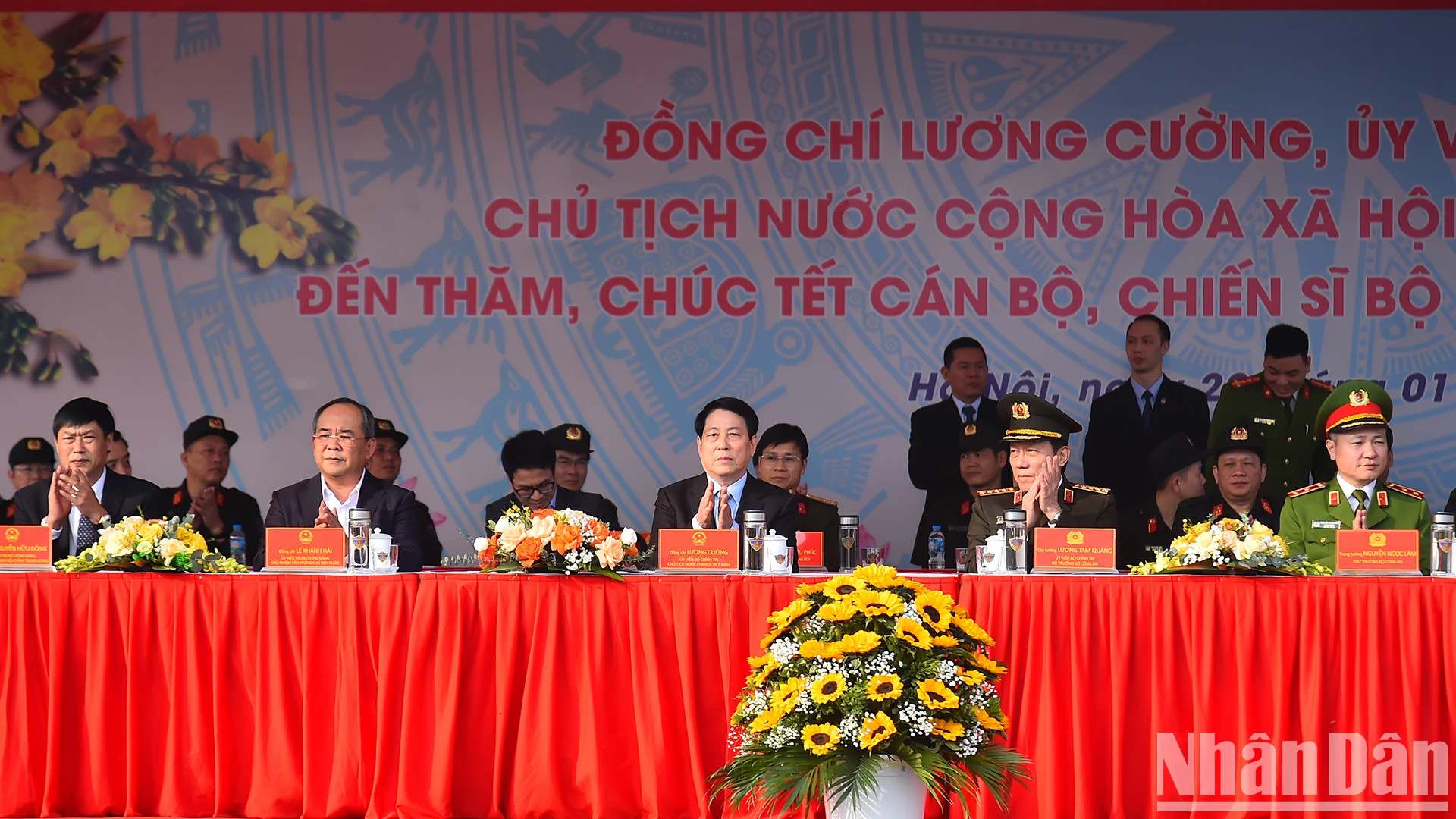 国家主席梁强和各位代表。