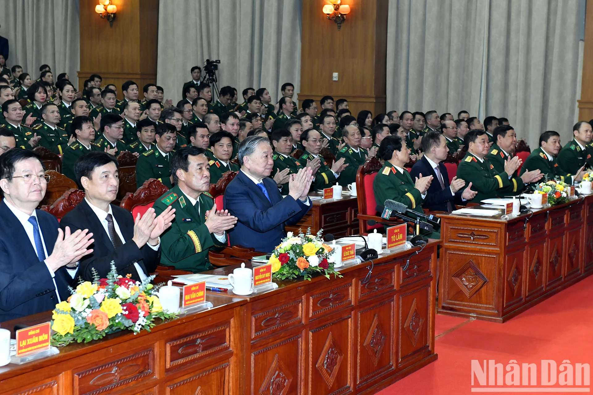 越共中央总书记苏林走访边防部队司令部。 越共中央总书记苏林走访边防部队司令部。