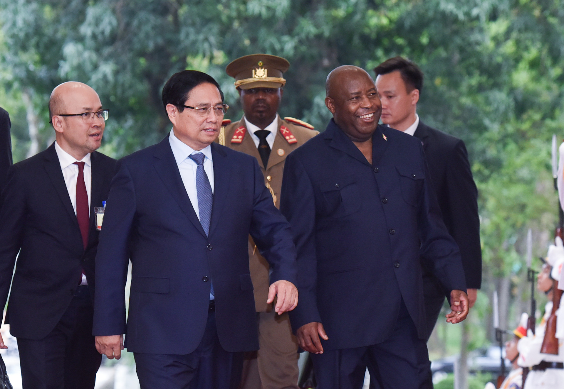 越南政府总理范明正和布隆迪总统埃瓦里斯特·恩达伊施米耶。