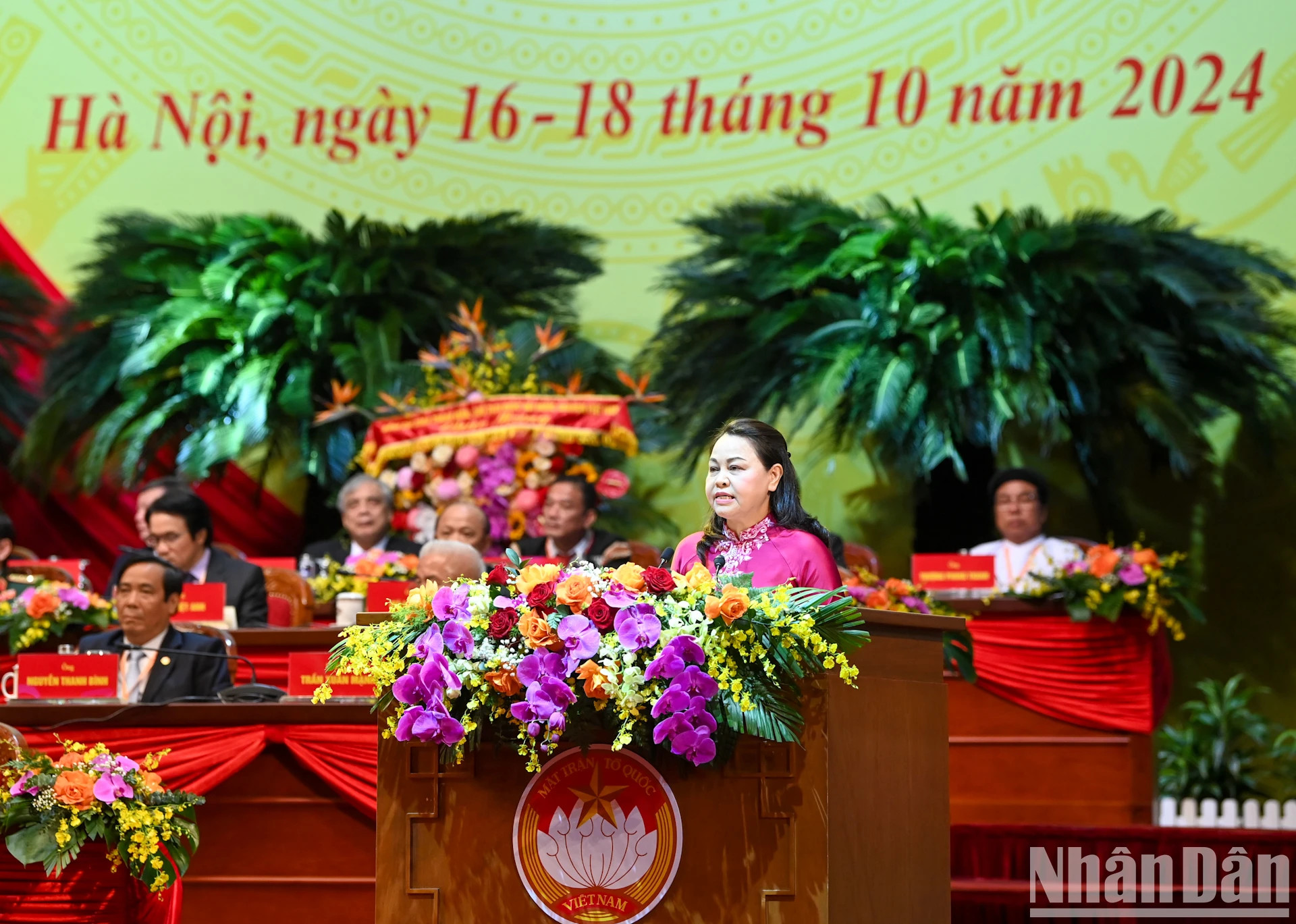 越南祖国阵线中央委员会副主席、秘书长阮氏秋河发表报告。 越南祖国阵线中央委员会副主席、秘书长阮氏秋河发表报告。