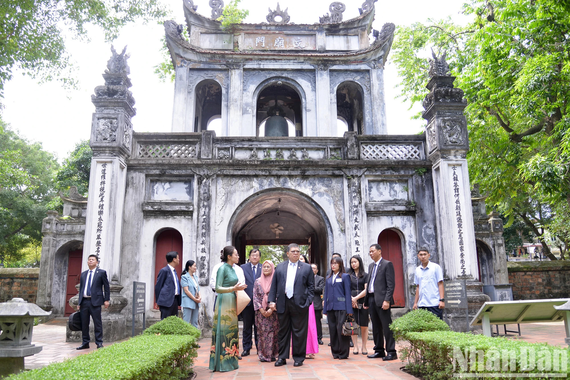 马来西亚国会下议院议长佐哈里·阿卜杜勒和夫人诺莱尼参观文庙—国子监。 马来西亚国会下议院议长佐哈里·阿卜杜勒和夫人诺莱尼参观文庙—国子监。
