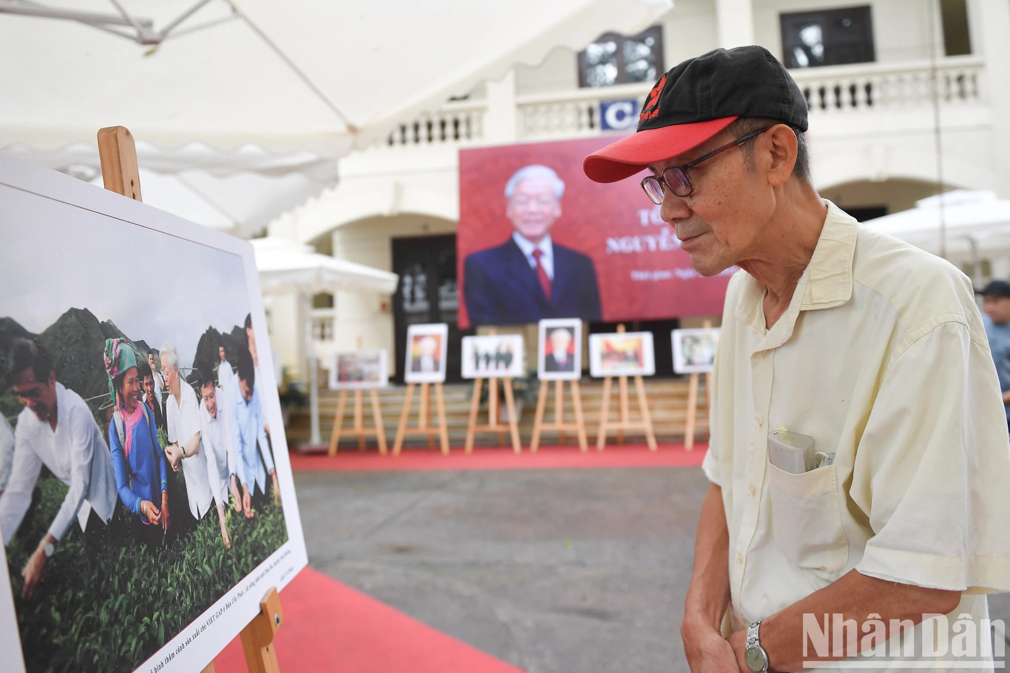 阮富仲总书记图片展吸引众多人的关注。
