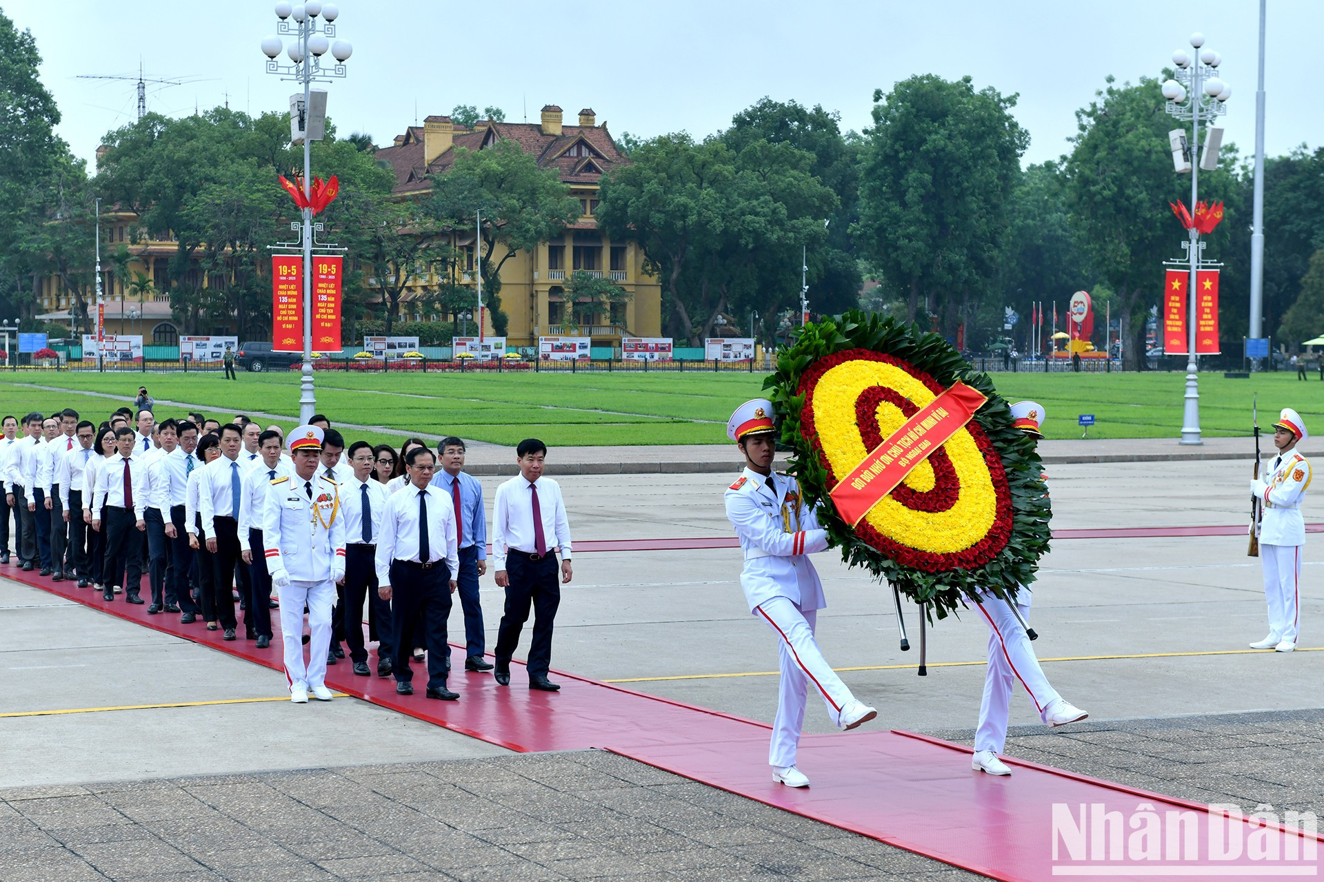 外交部代表团拜谒胡志明主席陵。 外交部代表团拜谒胡志明主席陵。