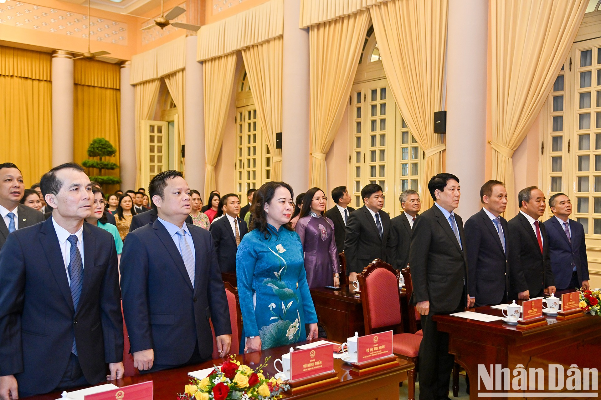 各位代表向国旗致敬。