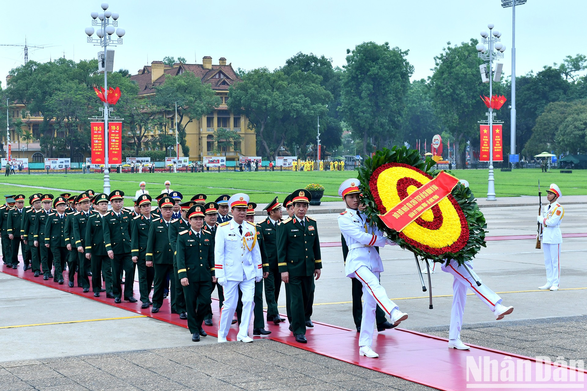 中央军委——国防部代表团拜谒胡志明主席陵。 中央军委——国防部代表团拜谒胡志明主席陵。