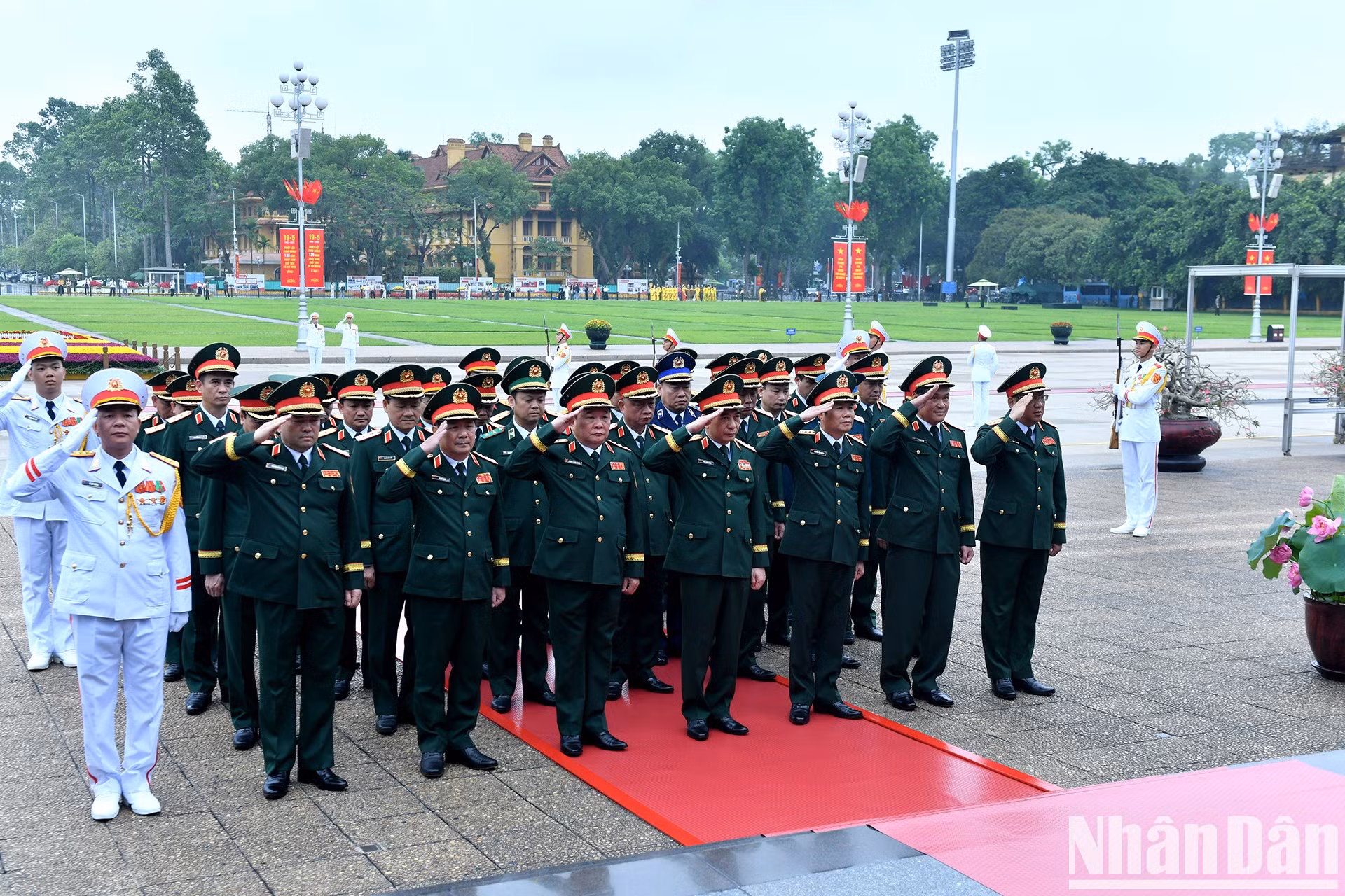 中央军委——国防部代表团缅怀胡志明主席的伟大功劳。