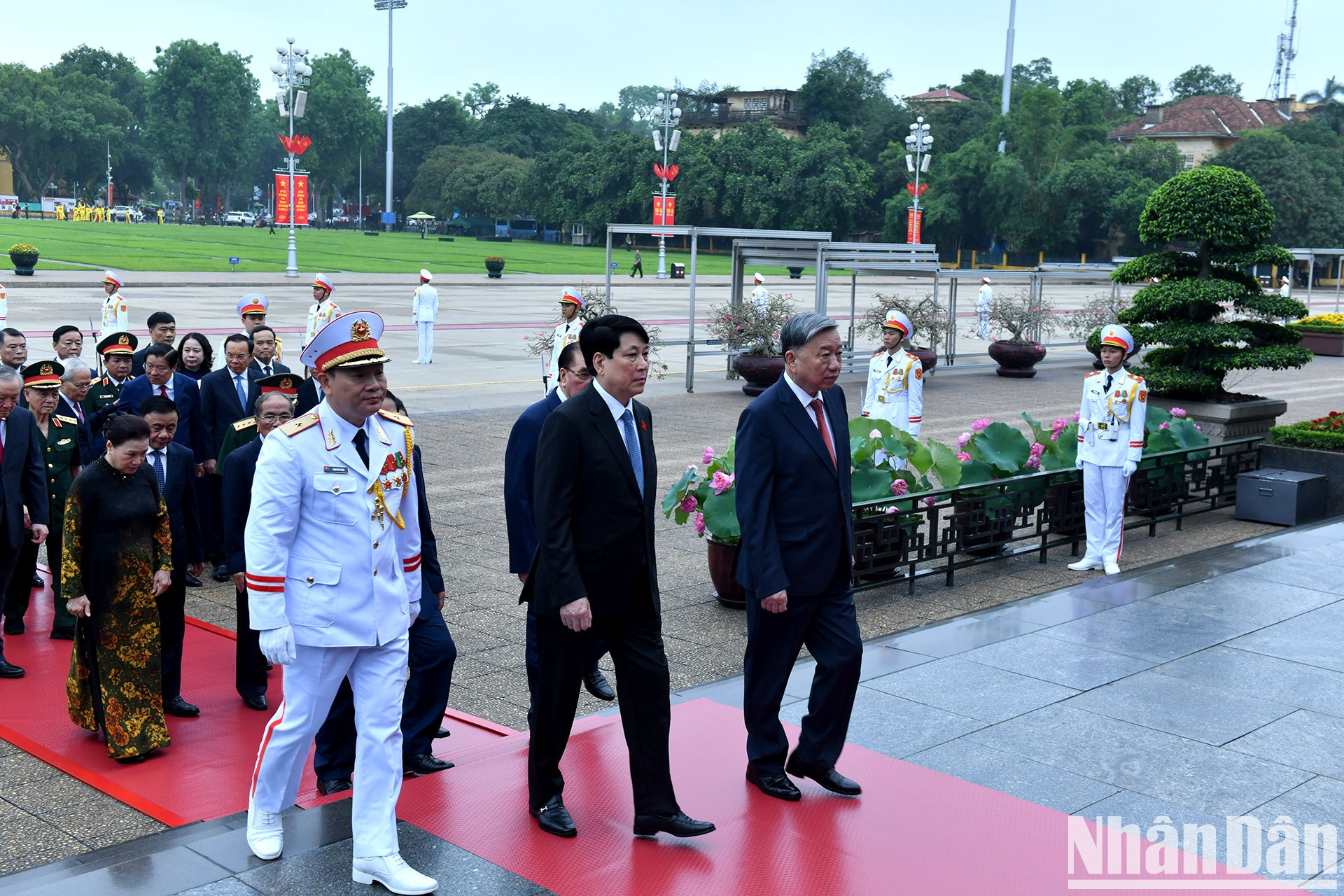 党和国家领导、前领导入陵瞻仰胡志明主席遗容。 党和国家领导、前领导入陵瞻仰胡志明主席遗容。