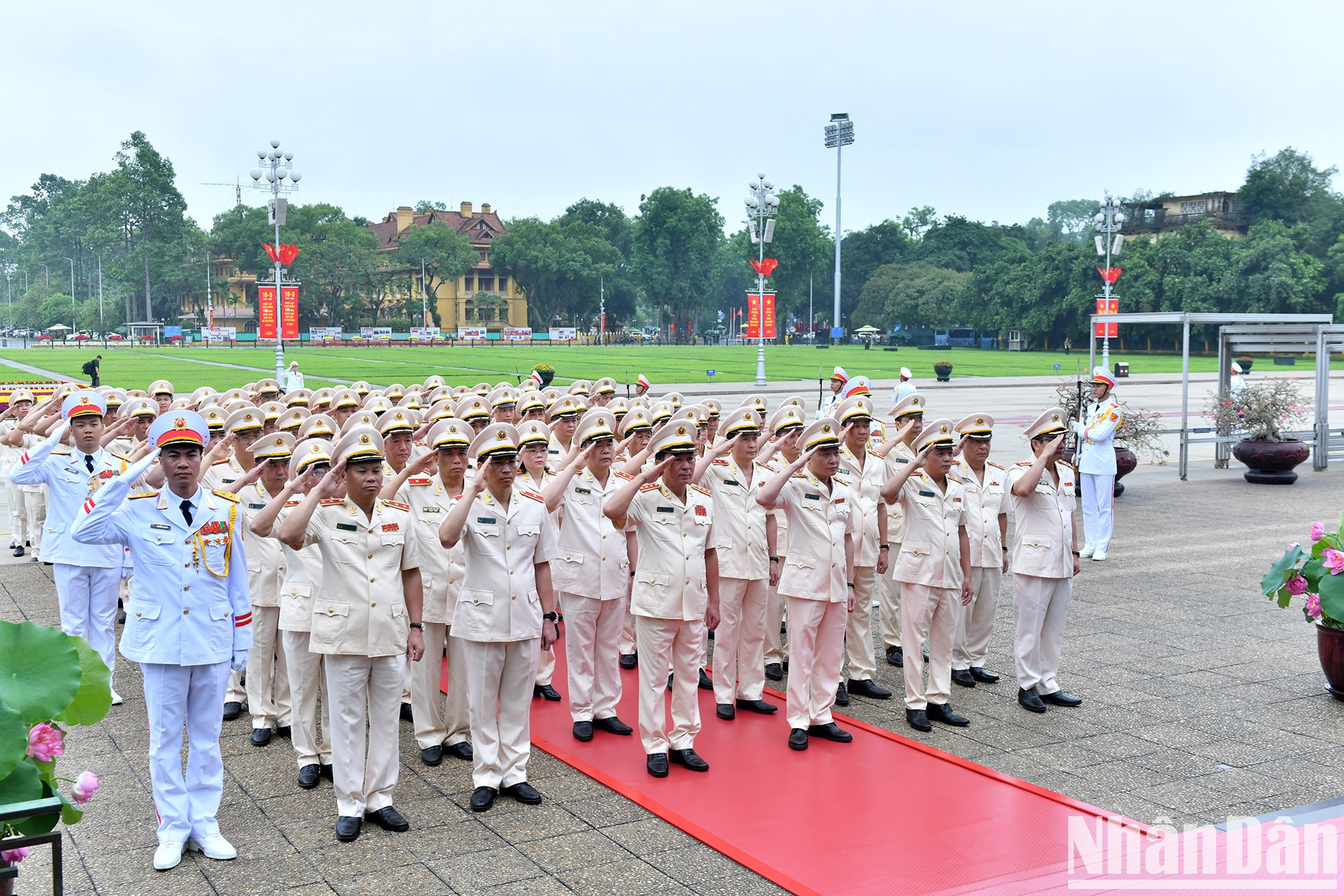 中央公安党委——公安部代表团缅怀胡志明主席的伟大功劳。 中央公安党委——公安部代表团缅怀胡志明主席的伟大功劳。