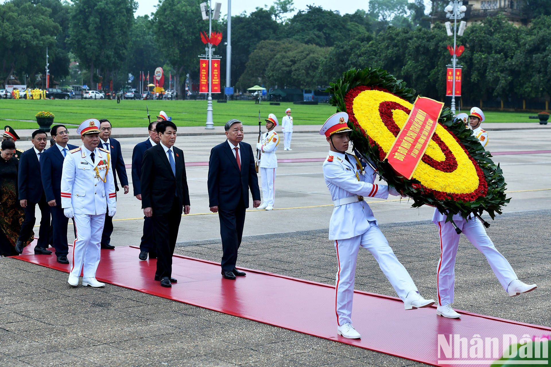 党和国家领导、前领导人前往胡志明主席陵献花。 党和国家领导、前领导人前往胡志明主席陵献花。