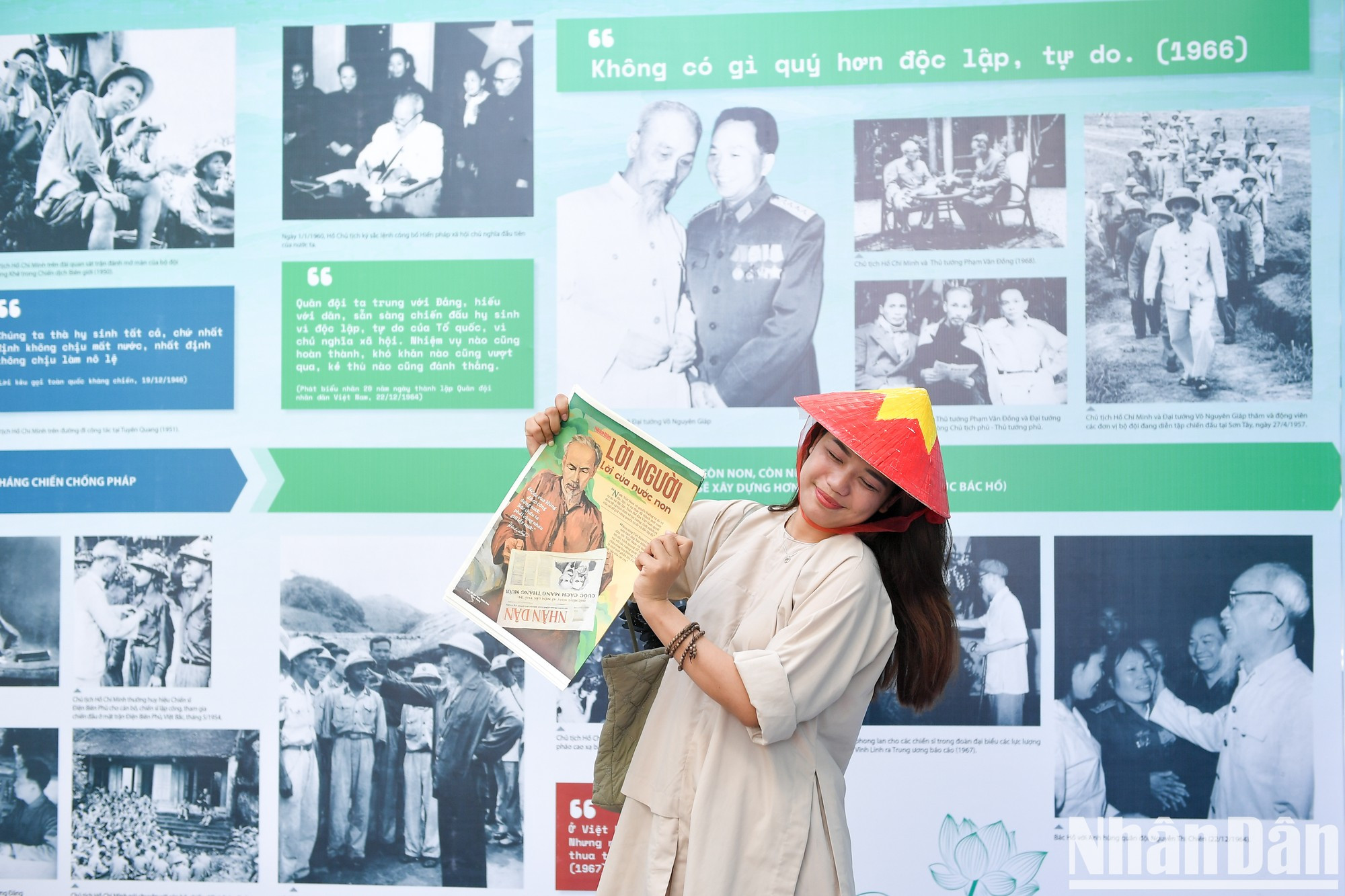 观众在展览空间拍纪念照。 观众在展览空间拍纪念照。