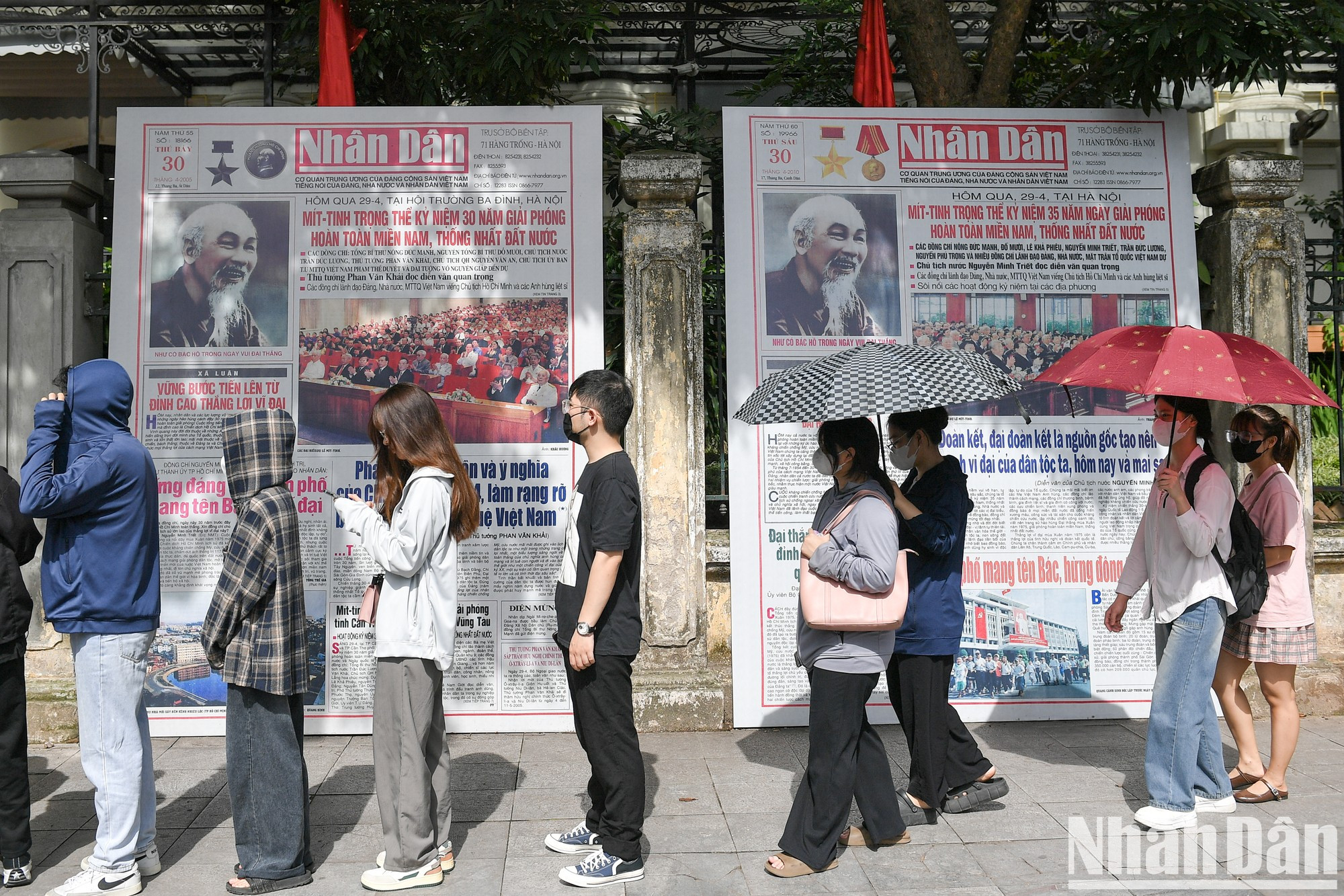 许多年轻人排起长队,等待领取特别副刊。 许多年轻人排起长队,等待领取特别副刊。