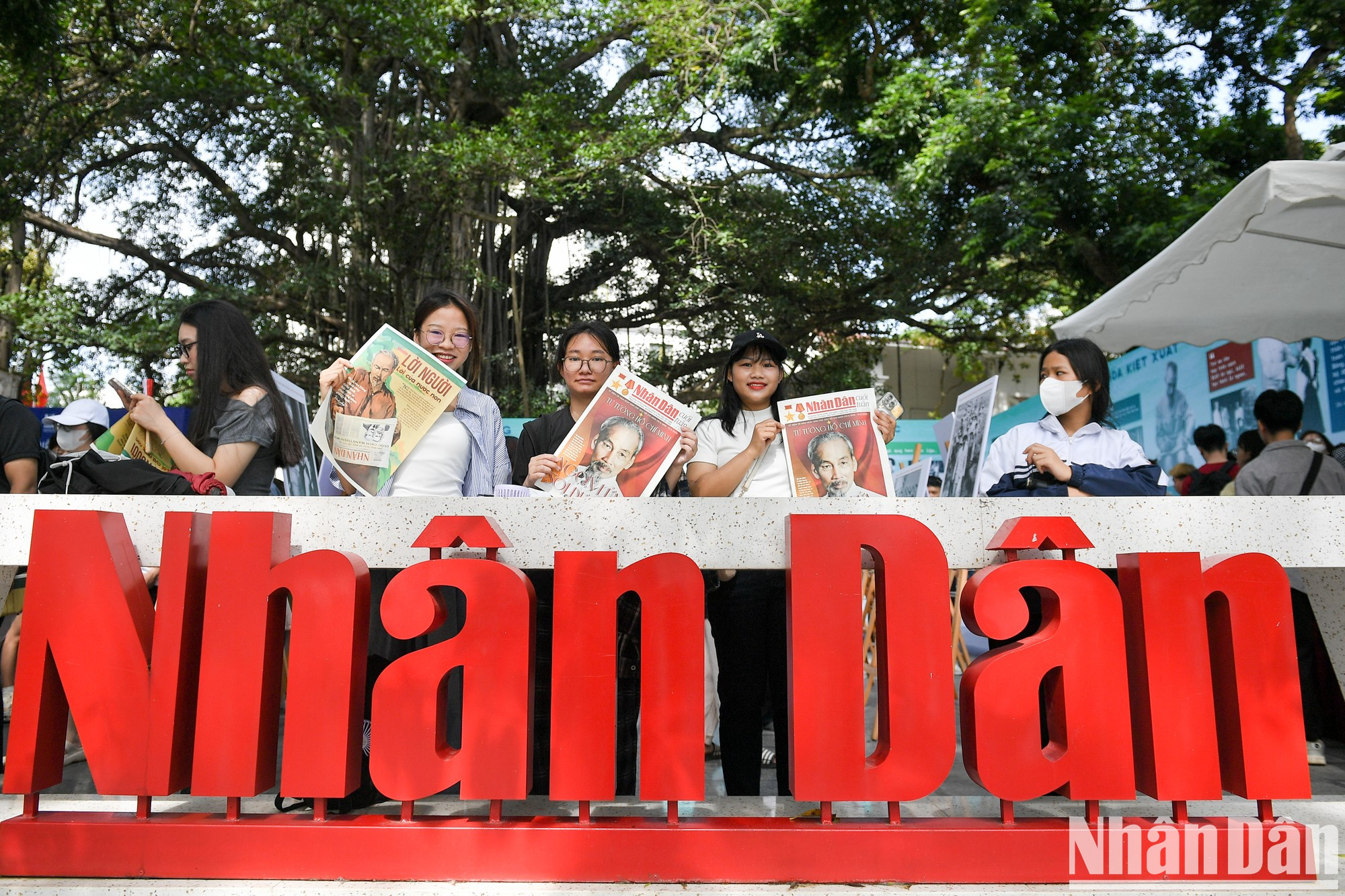 获取《人民周末报》纪念胡志明主席诞辰135周年特别副刊后,读者们在《人民报》社总部拍纪念照。 获取《人民周末报》纪念胡志明主席诞辰135周年特别副刊后,读者们在《人民报》社总部拍纪念照。