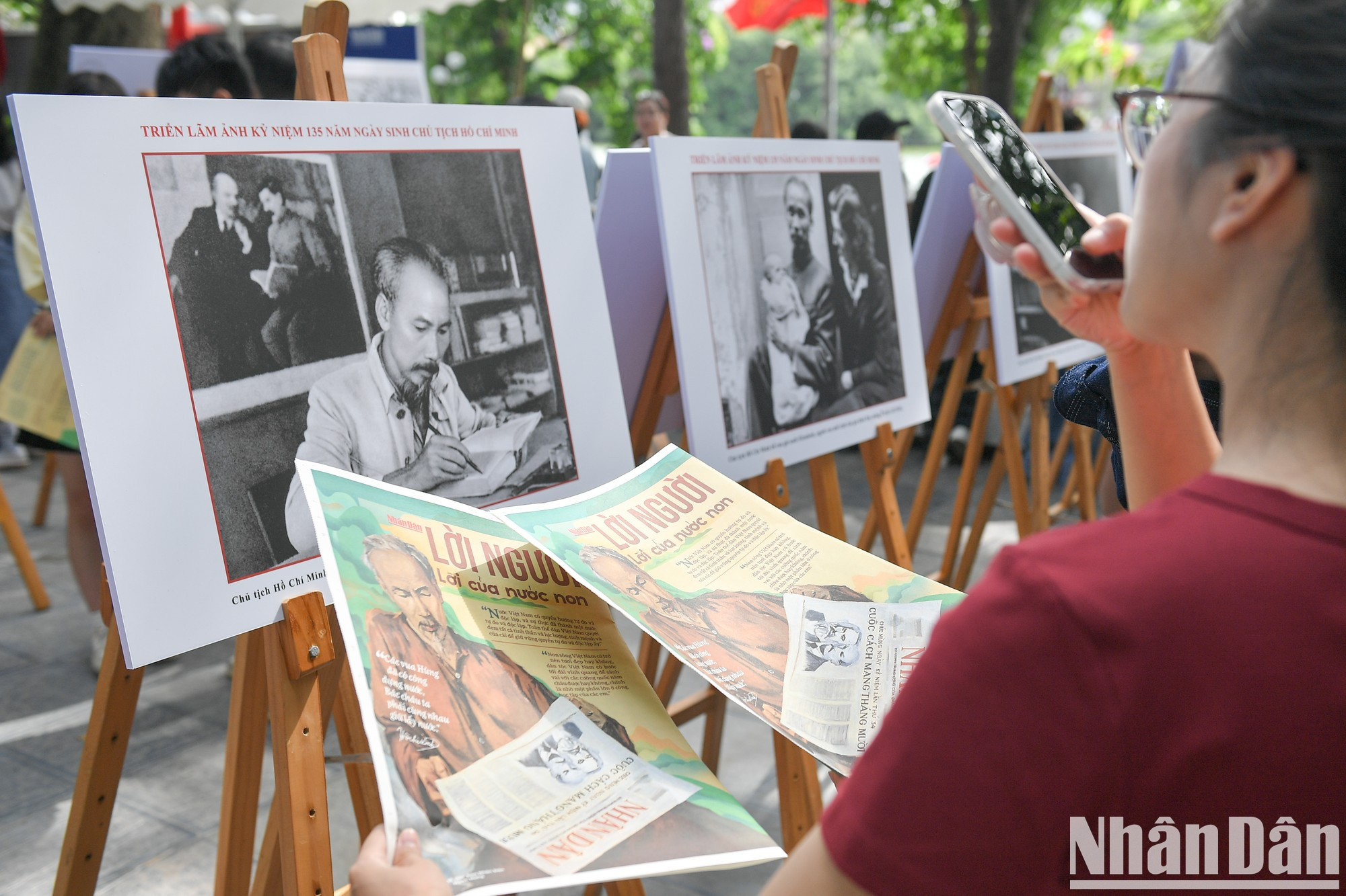 此展为观众提供许多关于胡志明主席思想、道德、作风的宝贵资料。 此展为观众提供许多关于胡志明主席思想、道德、作风的宝贵资料。