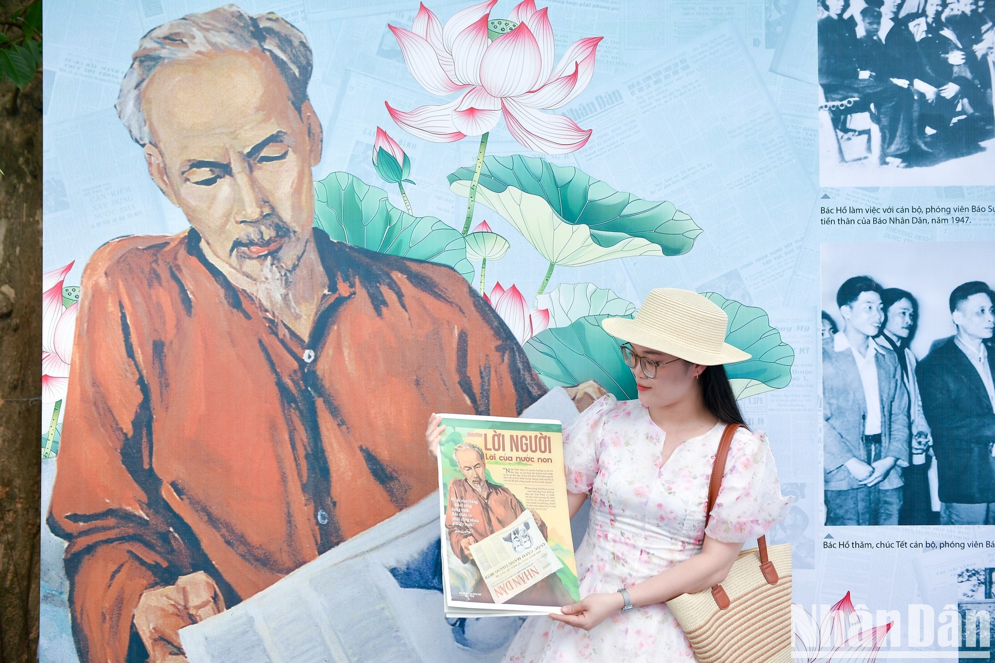 观众在展览空间拍纪念照。 观众在展览空间拍纪念照。