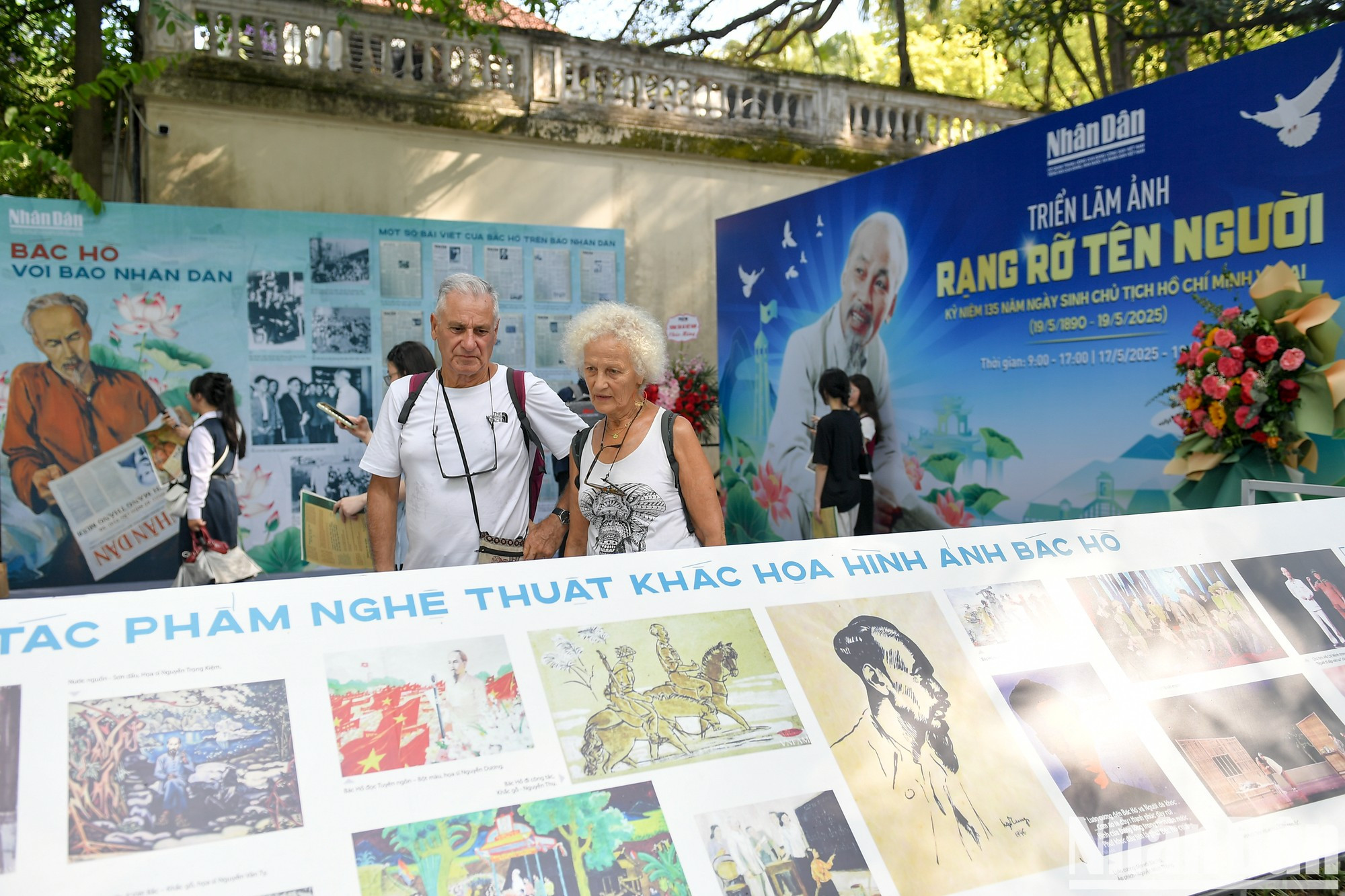 他老人家光辉之名” 图片展开放时间为每日9时到17时,于5月19日结束。 他老人家光辉之名” 图片展开放时间为每日9时到17时,于5月19日结束。