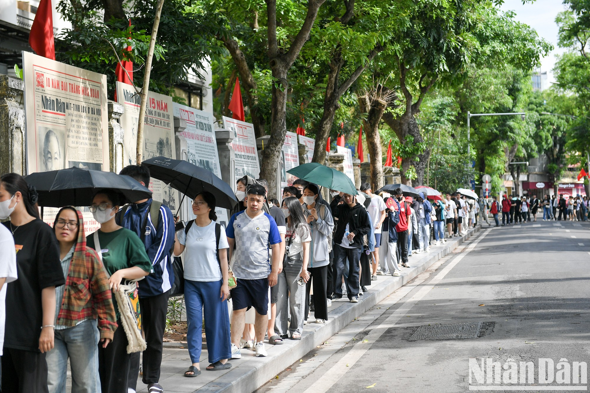 众多人从一大早就前往《人民报》社总部排起长队,以领取《人民周末报》纪念胡志明主席诞辰135周年特别副刊。 众多人从一大早就前往《人民报》社总部排起长队,以领取《人民周末报》纪念胡志明主席诞辰135周年特别副刊。