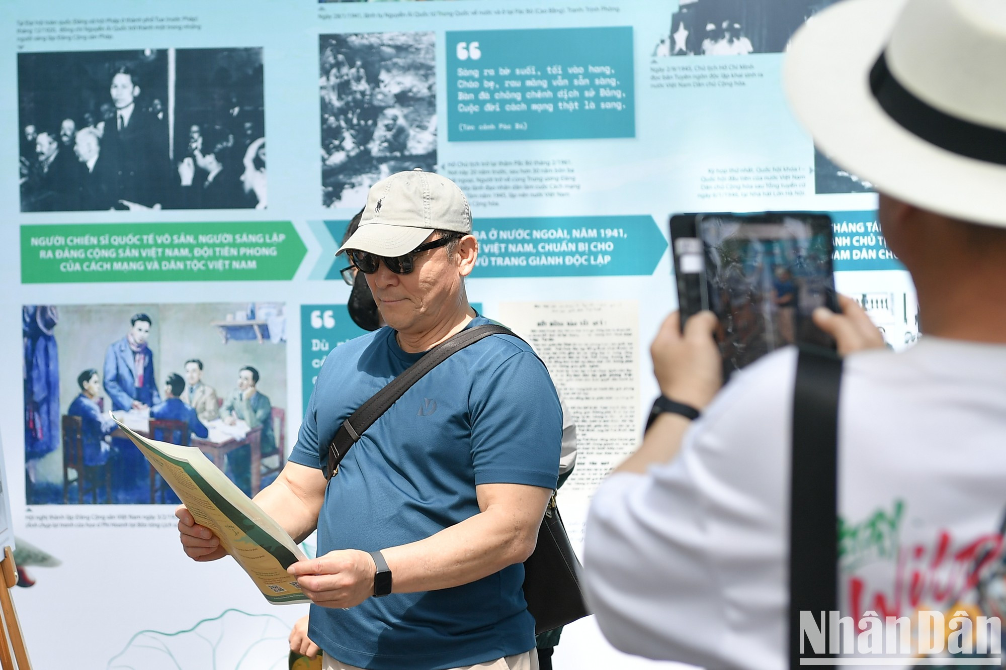 观众仔细阅读并了解《人民报》的特别副刊。 观众仔细阅读并了解《人民报》的特别副刊。