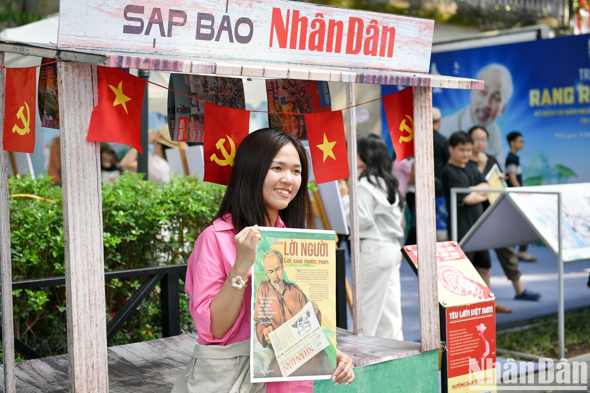 观众在展览空间拍纪念照。 观众在展览空间拍纪念照。