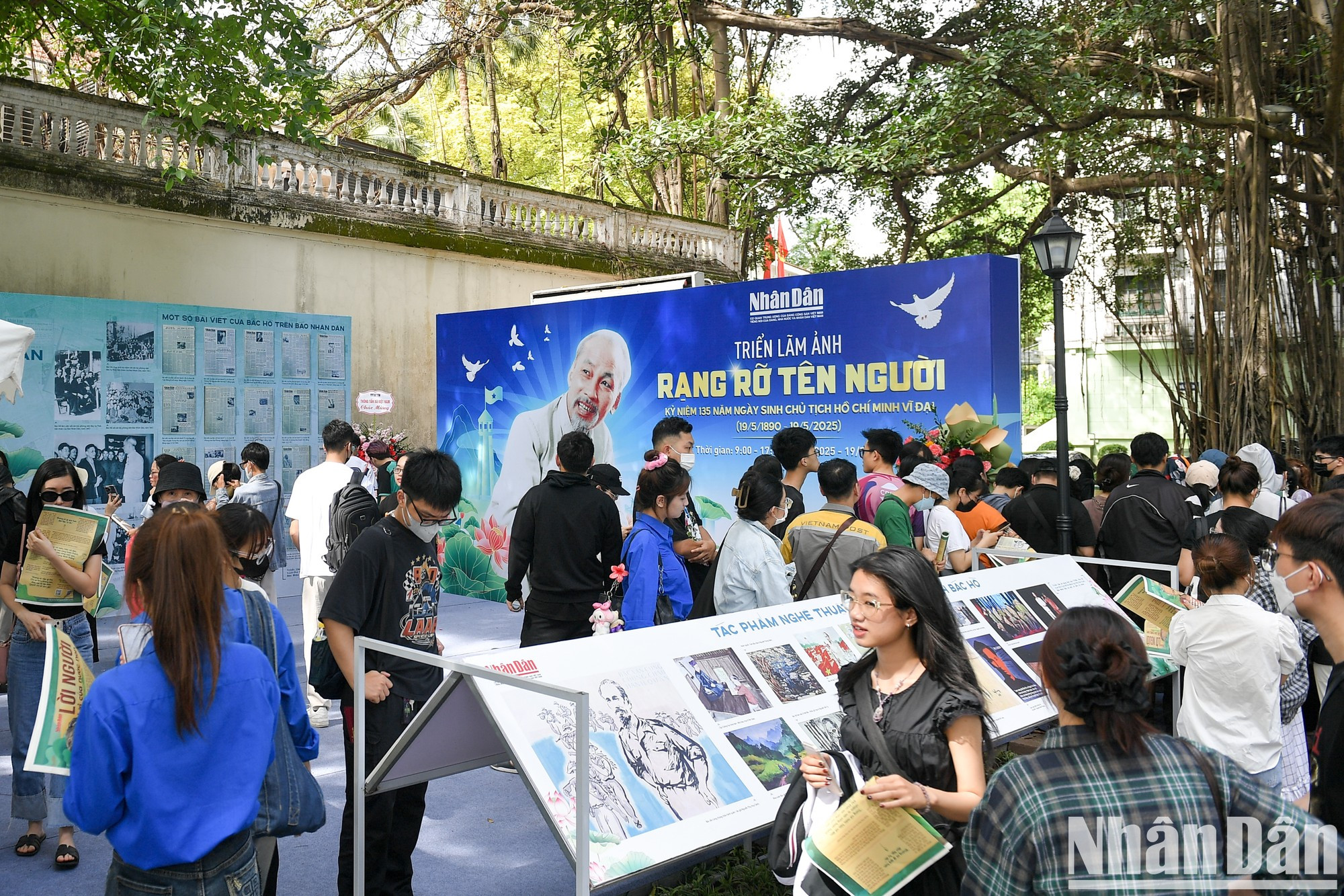 该图片展分为三个部分:“胡志明——伟大的人格”、“万众一心敬爱您”和“胡主席与人民报”。 该图片展分为三个部分:“胡志明——伟大的人格”、“万众一心敬爱您”和“胡主席与人民报”。