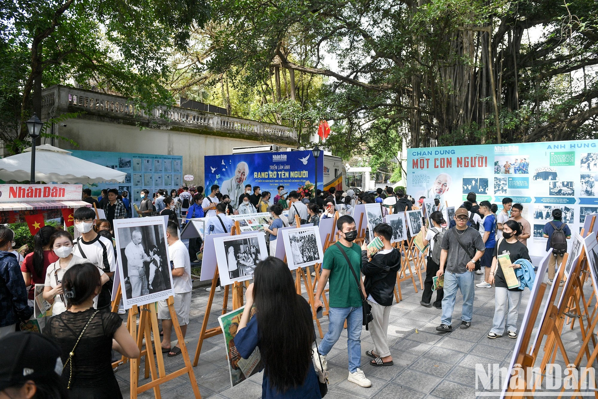 “他老人家光辉之名” 图片展吸引众多人的关注。 “他老人家光辉之名” 图片展吸引众多人的关注。