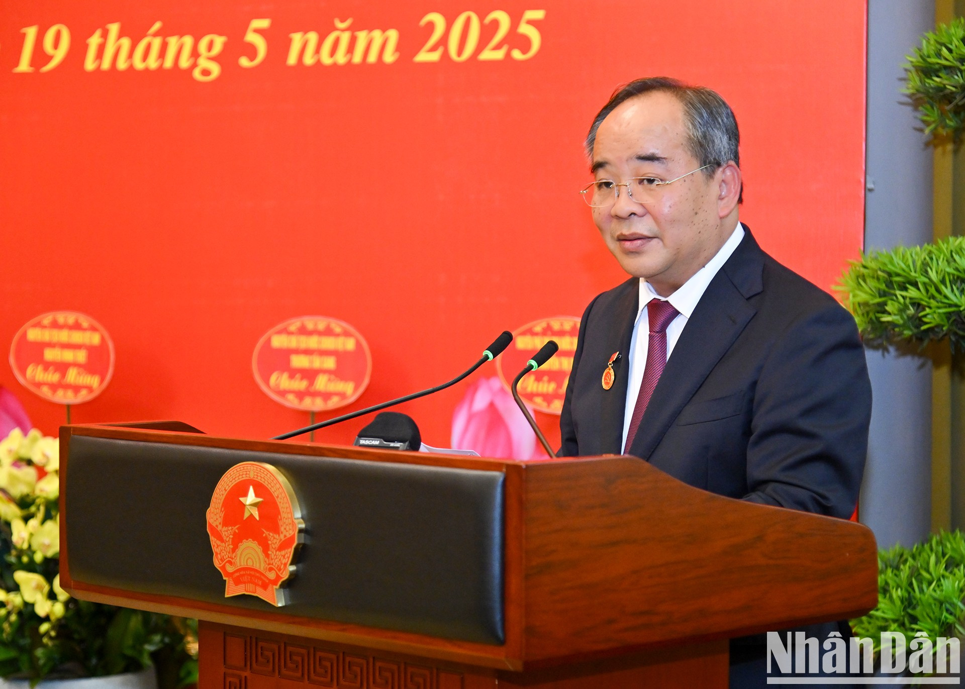 国家主席办公厅主任黎庆海发表讲话。