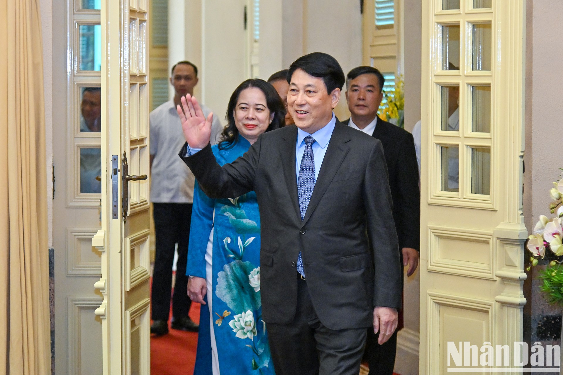 越南国家主席梁强和国家副主席武氏映春出席仪式。