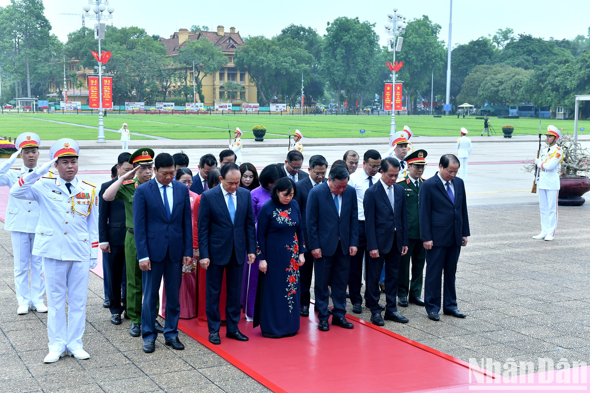 河内市委、人民议会、人民委员会、越南祖国阵线河内委员会代表团缅怀胡志明主席的伟大功劳。 河内市委、人民议会、人民委员会、越南祖国阵线河内委员会代表团缅怀胡志明主席的伟大功劳。